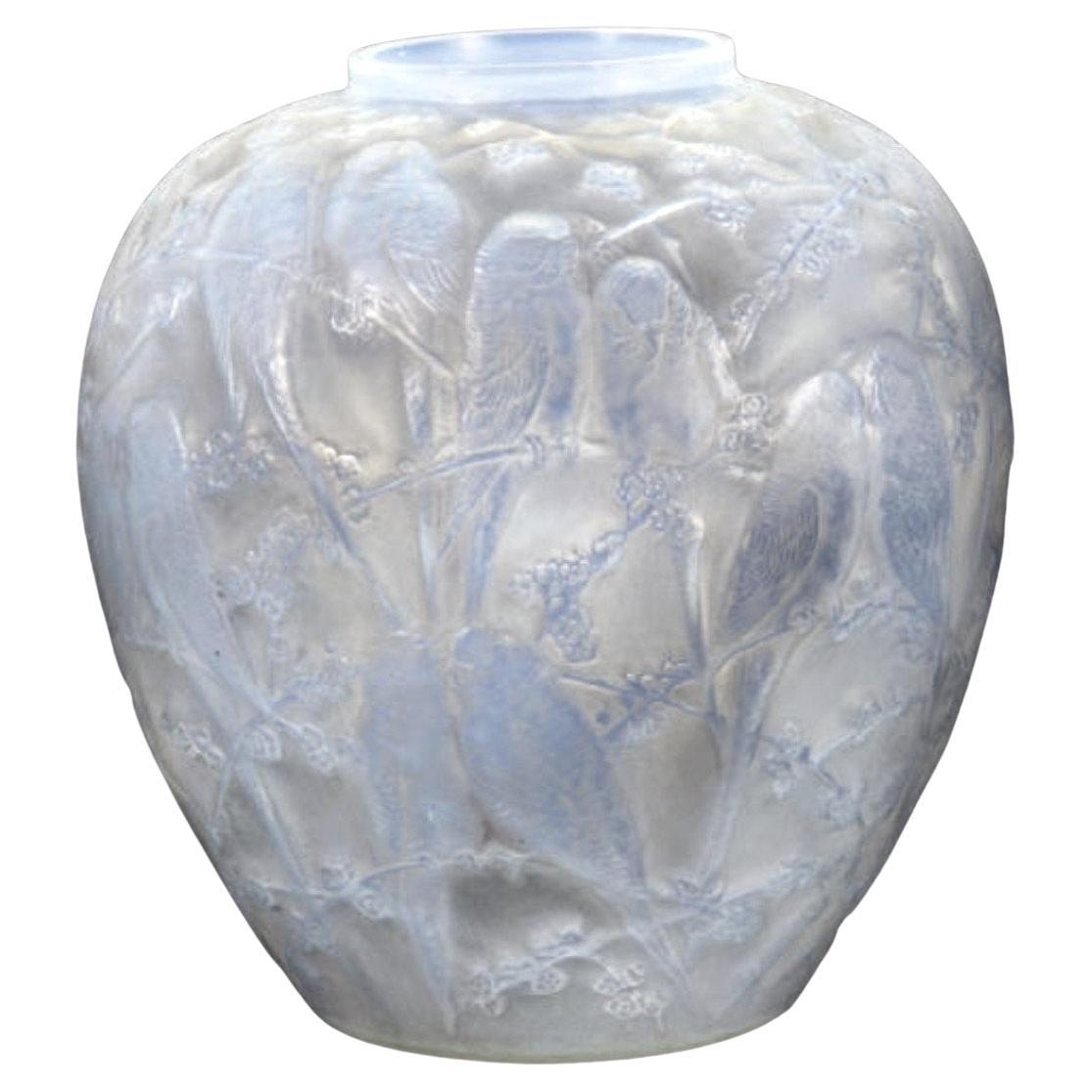 René Lalique , Vase Parakeets 1919  For Sale