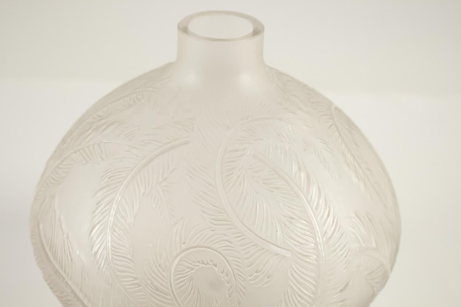 Rene Lalique Vase Plumes In Good Condition In Saint-Ouen, FR