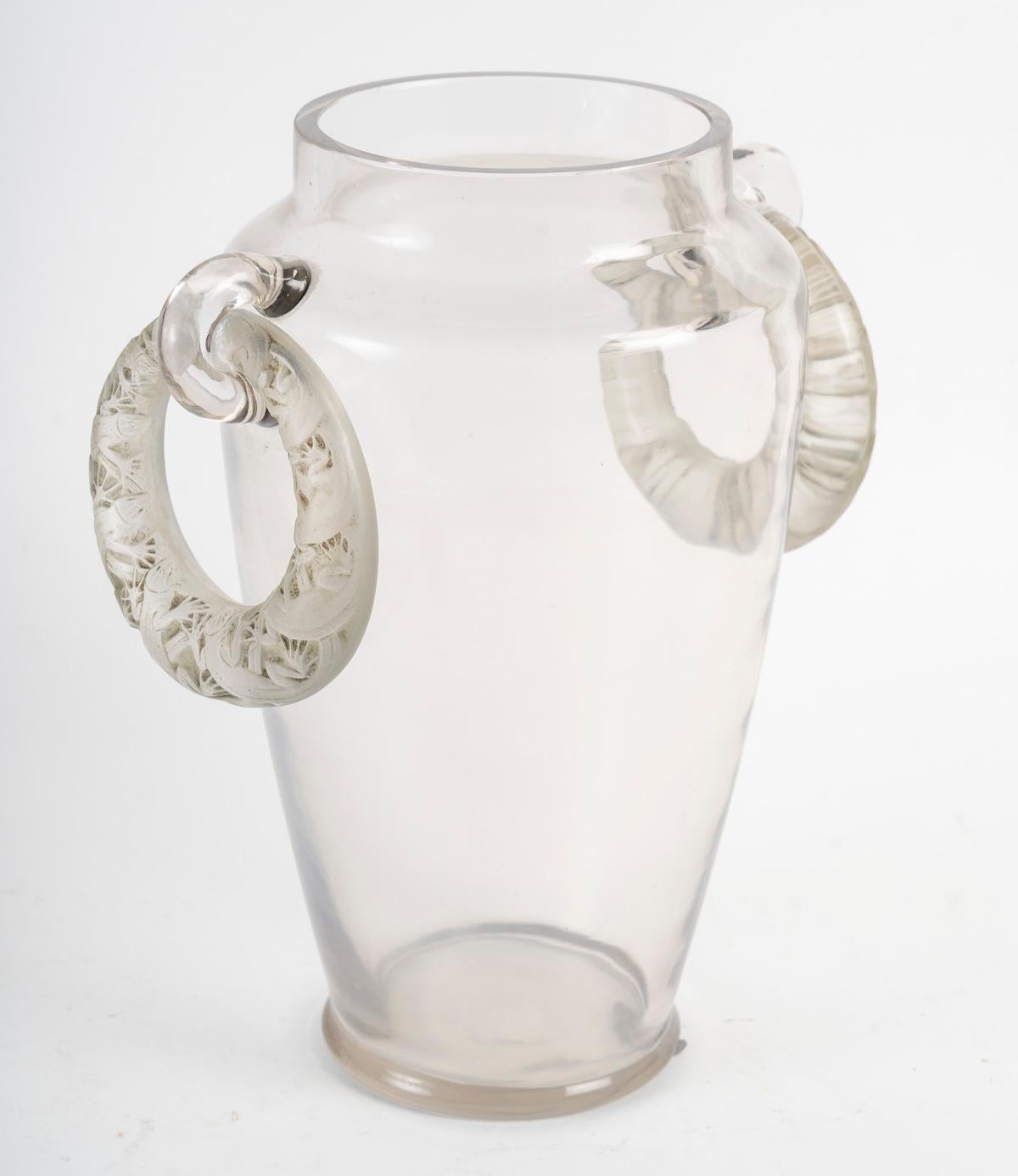 Creata nel 1919 e interrotta nel 1937 
Vaso in vetro soffiato e pressato
 Motivi sui manici di 2 anelli decorati con lucertole, fissati da un elemento in vetro che si inserisce sull'anello per chiuderlo e che permette di rimuoverlo dalle chiusure a
