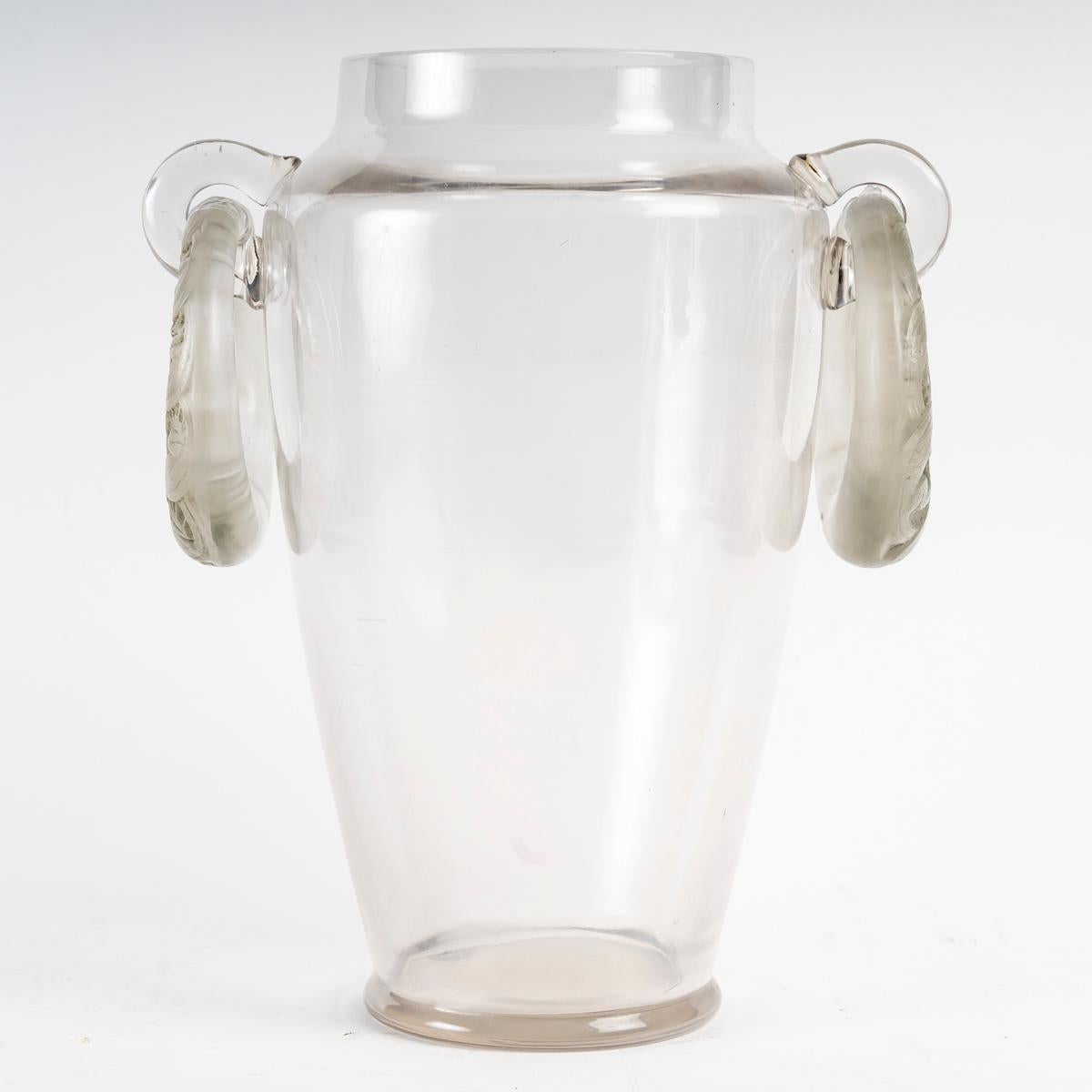 René Lalique, Vaso a due anelli Lalique, 1919 In condizioni buone in vendita a SAINT-OUEN-SUR-SEINE, FR