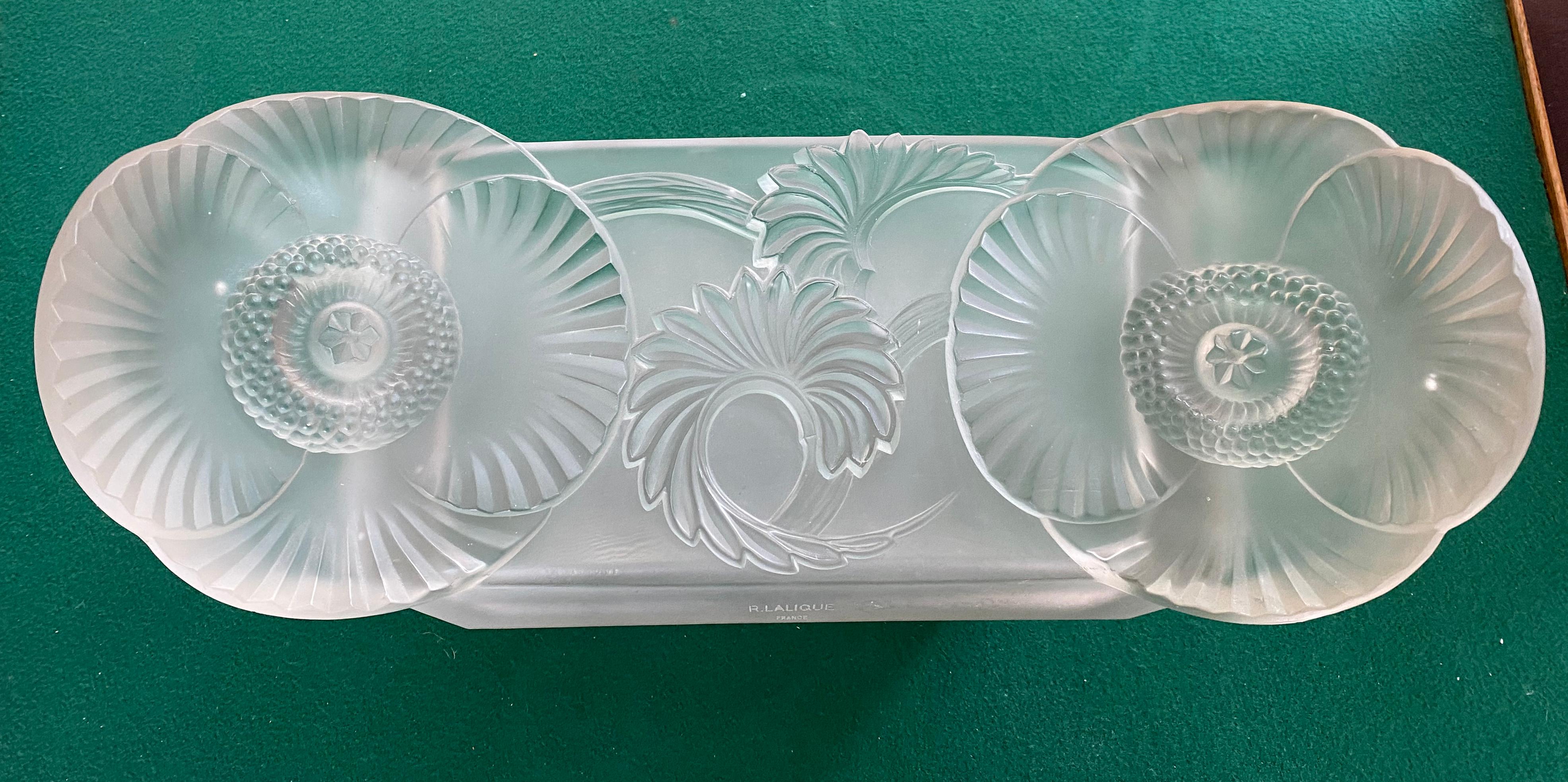 Extremely rear Rene Lalique sconce. This design come also as a chandelier (available),
