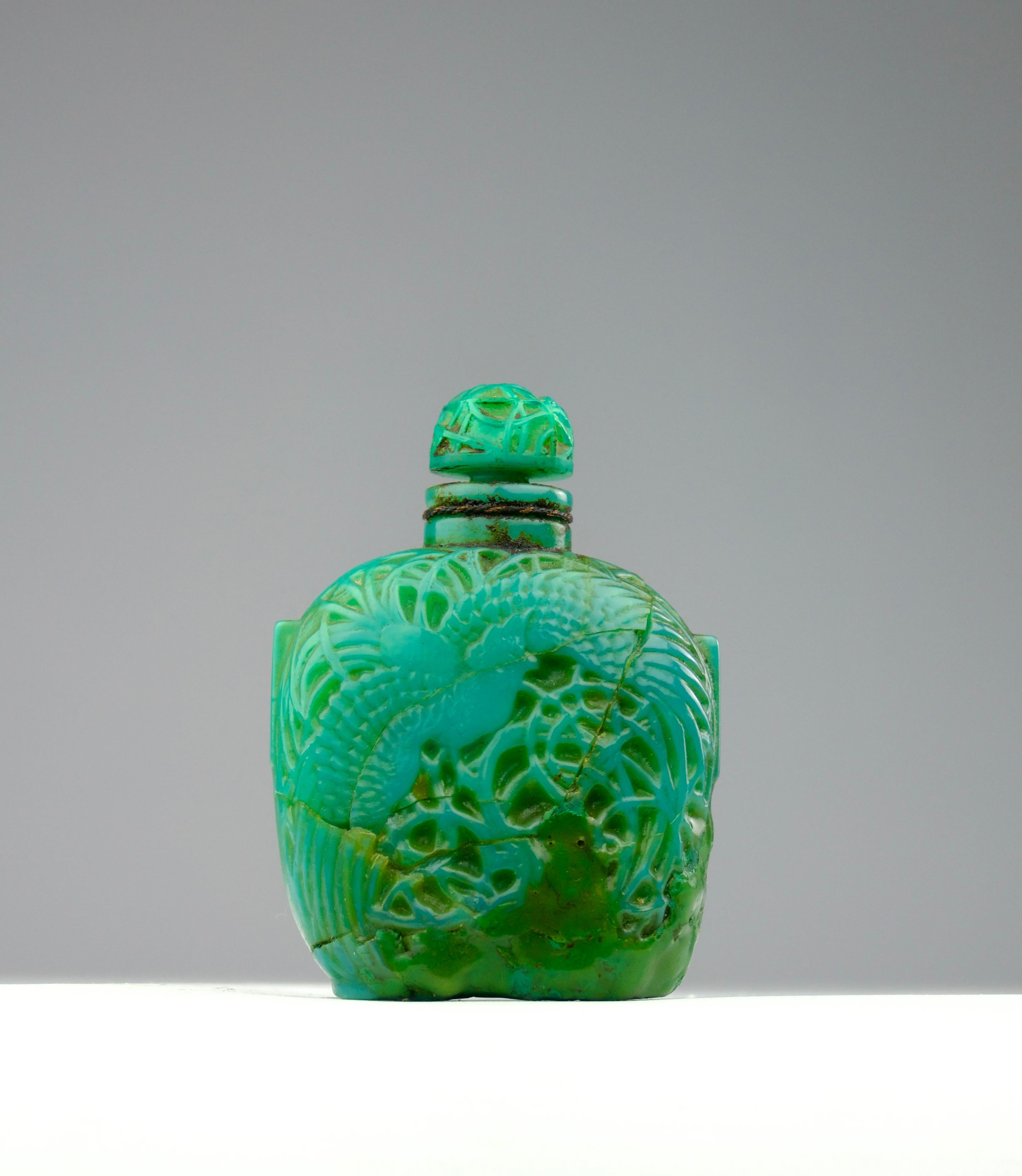 Superb turquoise green perfume bottle decorated with a peacock and vines. Creation by René Lalique for the perfumer Roger & Gallet, French Art Nouveau early 1900s.

Was anciently broken and reattached with wax.

Dimensions in cm ( H x L x l ) : 8.5