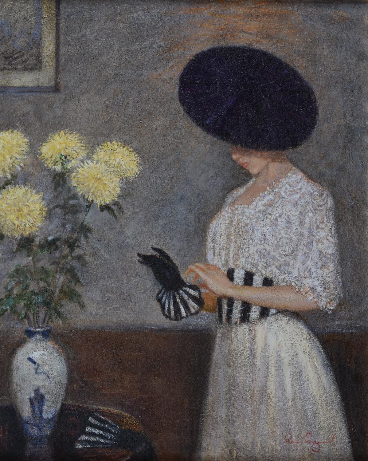 Schwarzer Hut auf schönem Modell in weißem Kleid und Handschuhen in der Nähe eines Blumenstraußes – Art von Rene Legrand