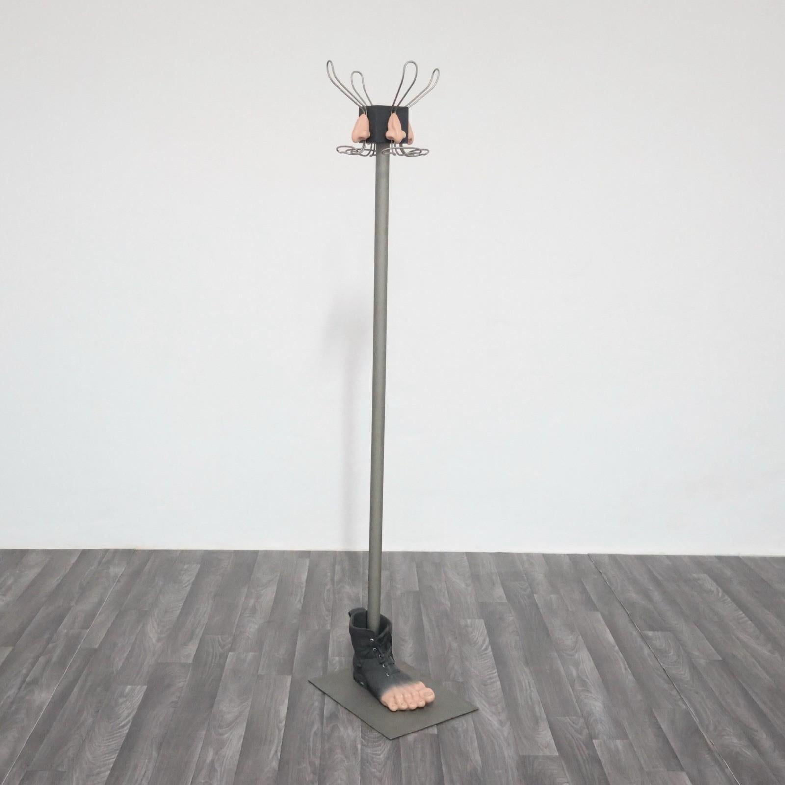 Questo pezzo da Museo del design Italiano viene realizzato ispirandosi all'arte dell'Artista Francese “Renè Magritte” e a due delle sue opere più famose.


Sulla parte superiore della cappottiera possiamo notare quattro nasi che fanno riferimento