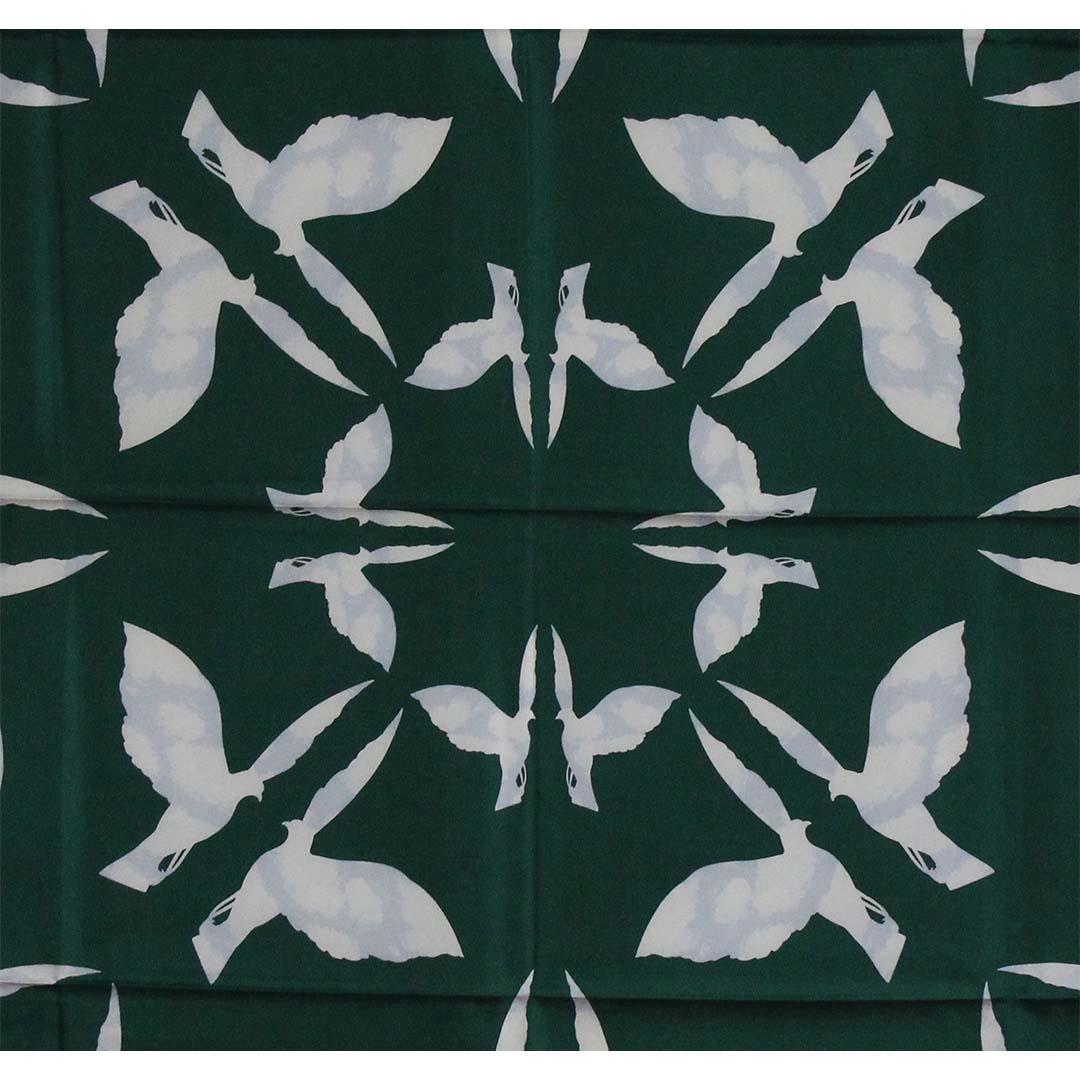 Elegant silk scarf from 1993 Les Oiseaux - René Magritte For Sale 2