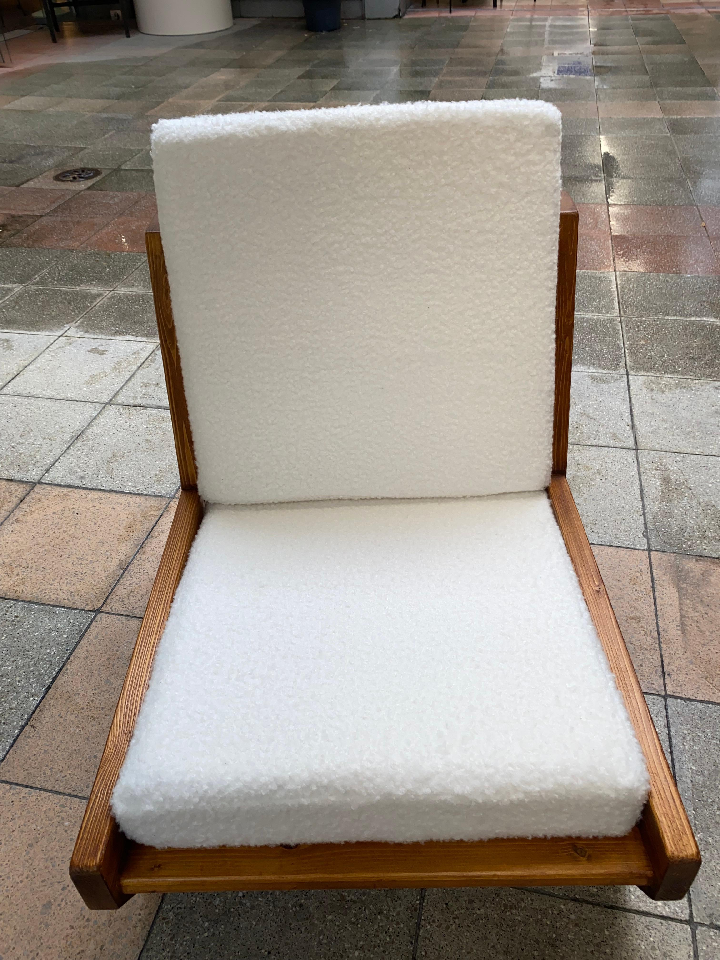 René Martin fireside chair - 1960s

This fireside chair was designed in the 1960s by French designer René Martin. It is made up of a pine structure, a foam seat cushion and backrest covered in French terry fabric. 

This seat was designed to furnish