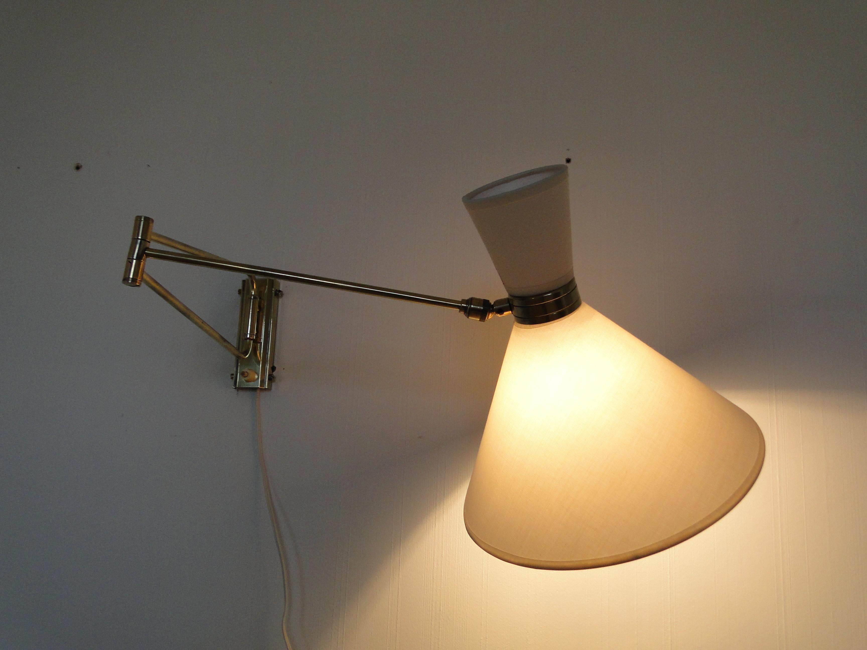 Vintage wall lamp by René Mathieu 1950 France.

Wall light by René Mathieu from the 1950s.

2-Arm articulated metal and brass stem.



New diabolo lampshade.



Beautiful details in the brass accents.



Wall mount included.


The
