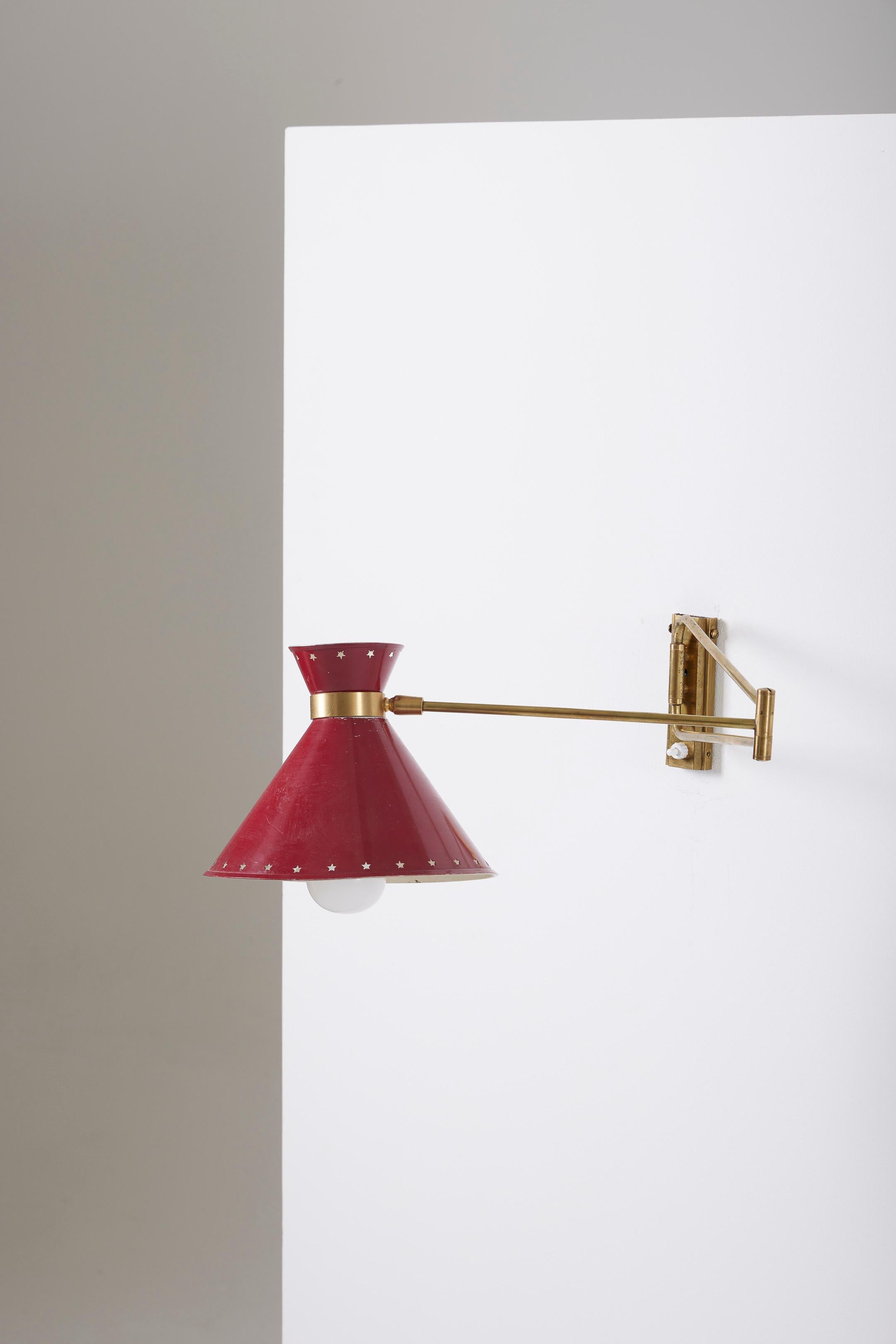 Metal wall sconce by designer René Mathieu for Lunel, dating back to the 1950s. The structure is made of gilded brass, and the diffuser is made of lacquered metal in burgundy red. Very good condition.
LP1252
