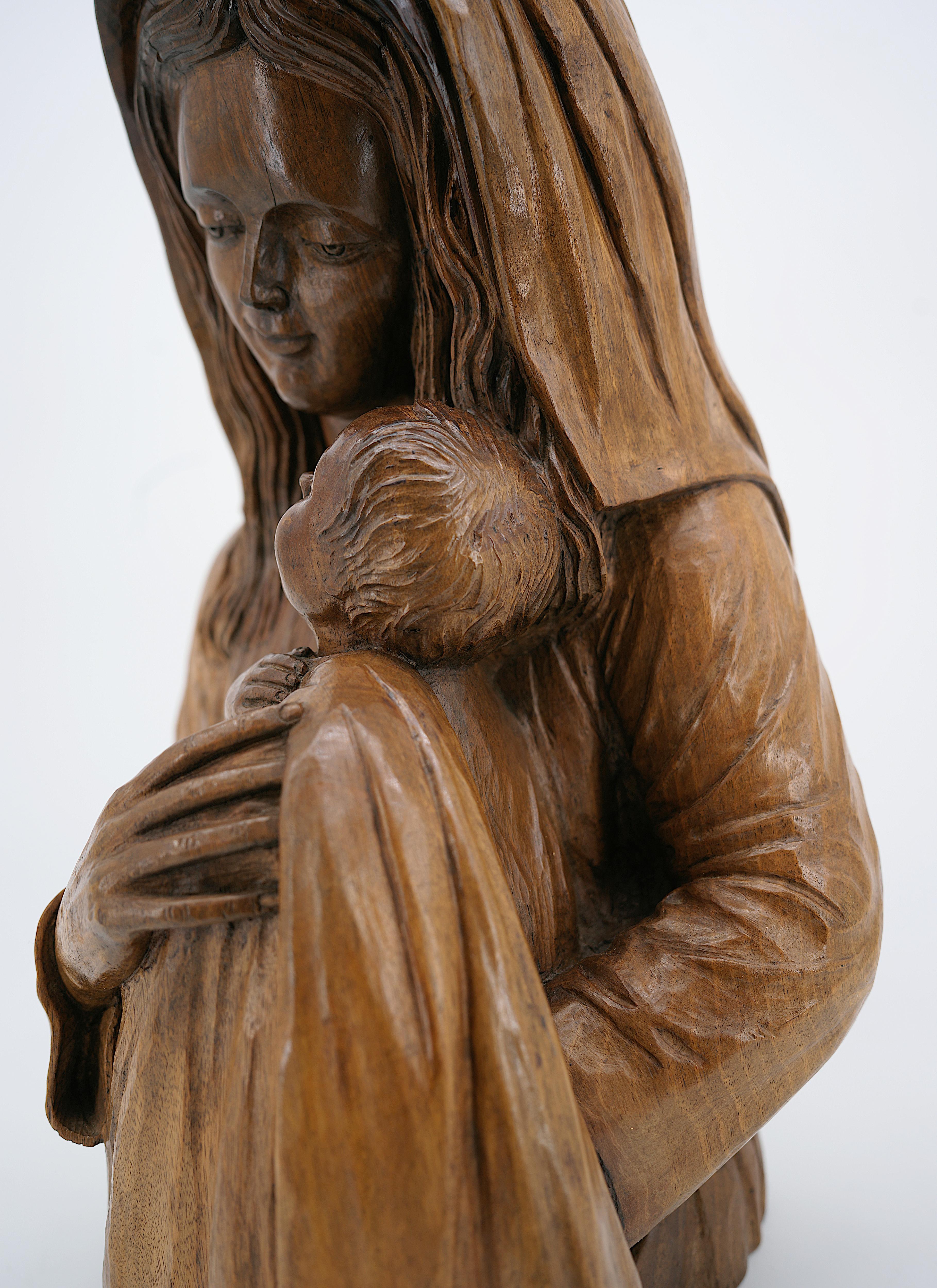 Belle statue de mère et d'enfant Art déco par René MERCIER, France, années 1930. Le bois. Sculpté à la main. Hauteur : 41 cm, largeur : 23 cm, profondeur : 25 cm. Une pièce parfaitement réalisée et émouvante
