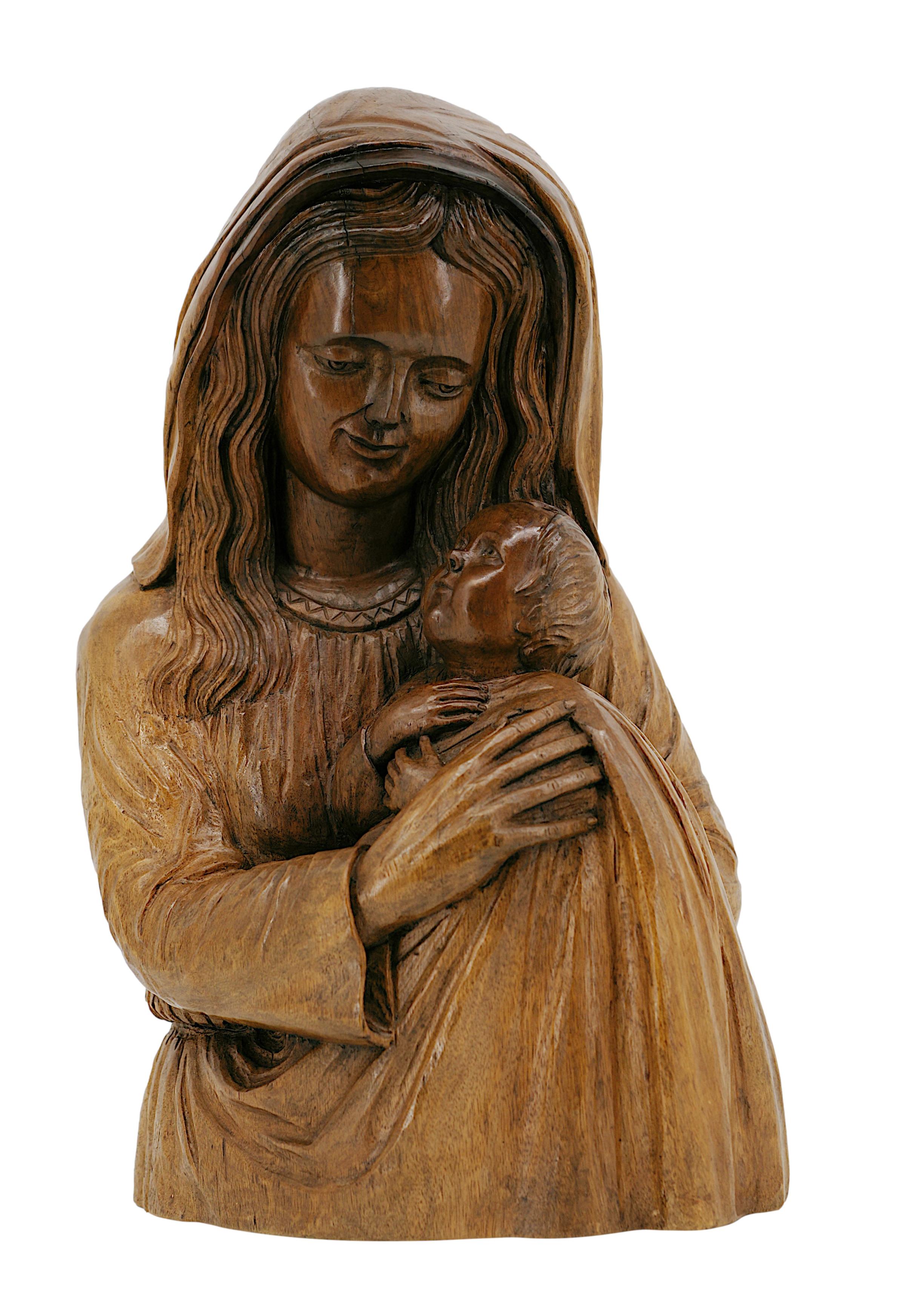 Français Sculpture française Art déco représentant une mère et un enfant, années 1930 en vente