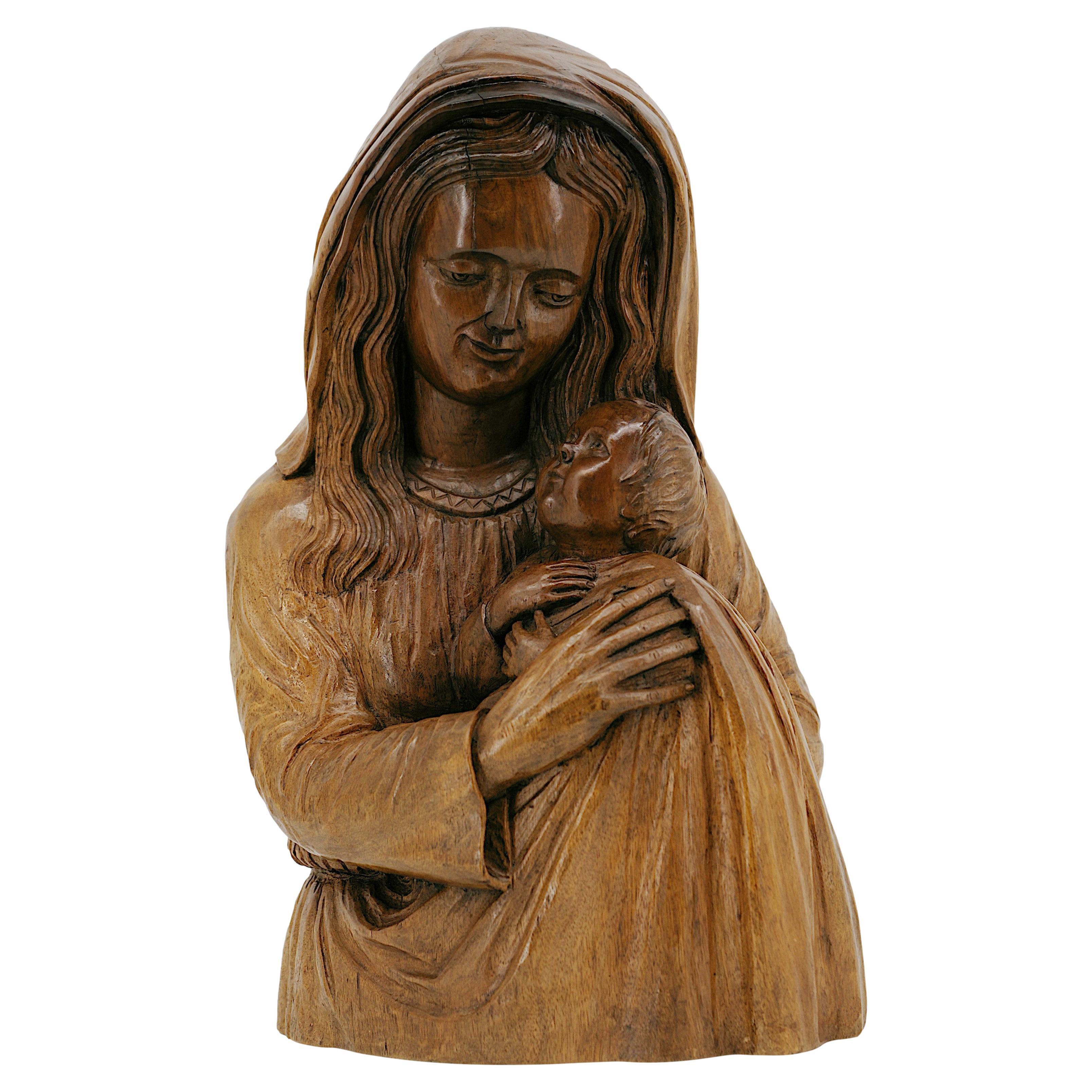 Sculpture française Art déco représentant une mère et un enfant, années 1930 en vente