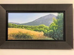 Einstweilen, detailreiche, üppige Landschaft mit goldenem Feld und Berg, gerahmt