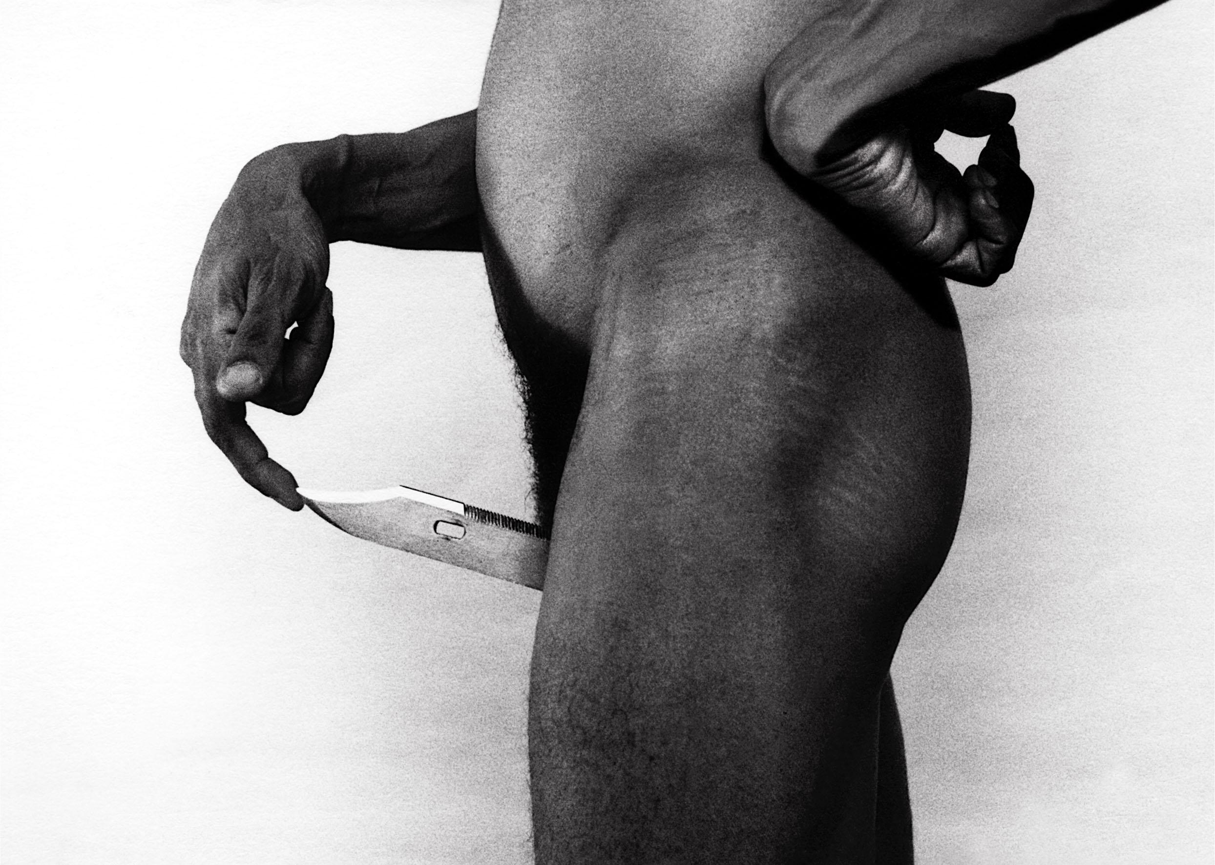 Photographie en noir et blanc du photographe cubain René Peña, autoportrait