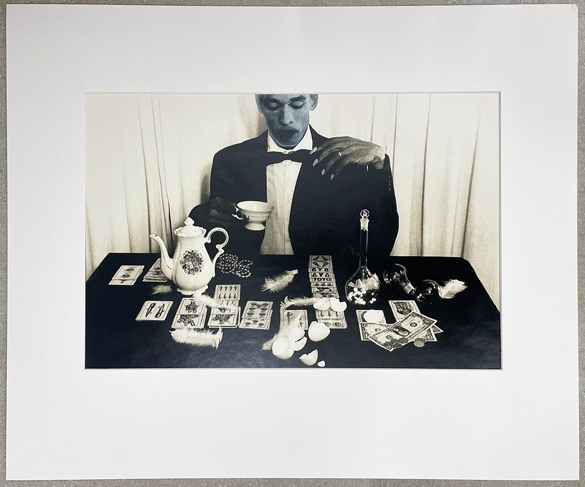 Solitario - Hombre, Esmoquin, Mesa, Naipes, Cáscaras de huevo, Azul, Artista cubano - Photograph de Rene Peña