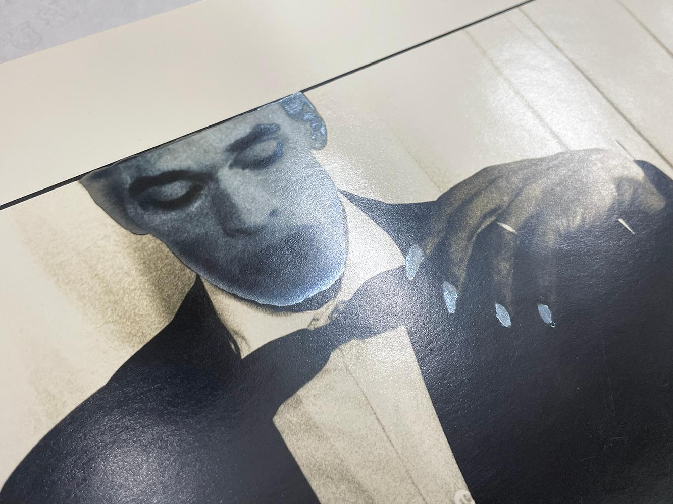 Solitario - Hombre, Esmoquin, Mesa, Naipes, Cáscaras de huevo, Azul, Artista cubano - Photograph Contemporáneo de Rene Peña
