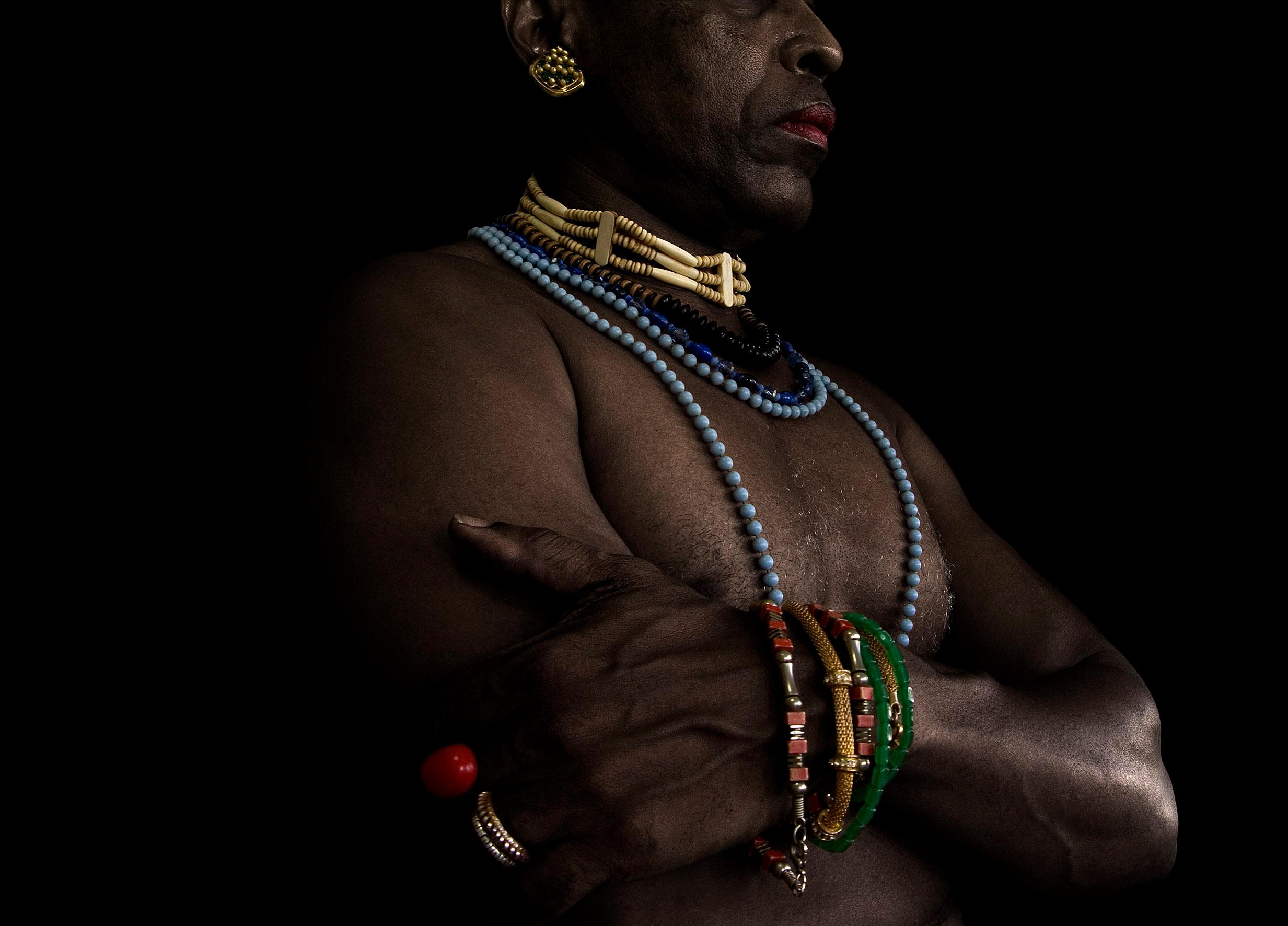 Color Photograph Rene Peña - « Thief » - Self-Portrait de René Peña - Photographe cubain contemporain de premier plan
