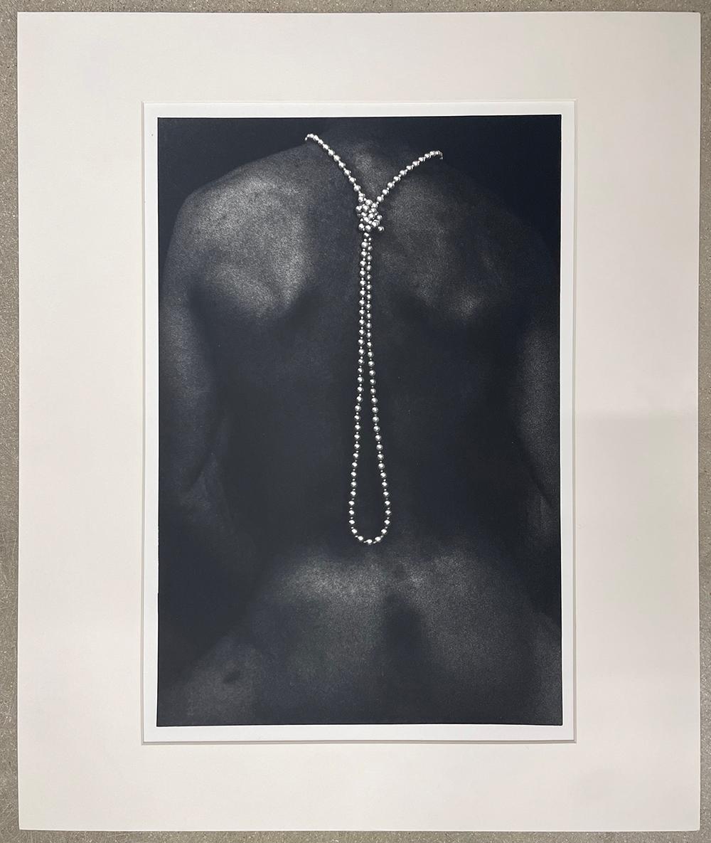 Ohne Titel (Akt) - männliche Figur, Schmuck, Halskette, Rücken – Photograph von Rene Peña