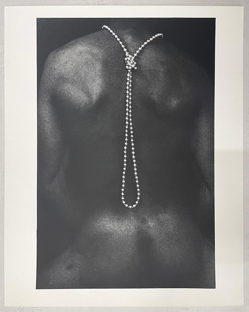 Ohne Titel (Akt) - männliche Figur, Schmuck, Halskette, Rücken (Zeitgenössisch), Photograph, von Rene Peña