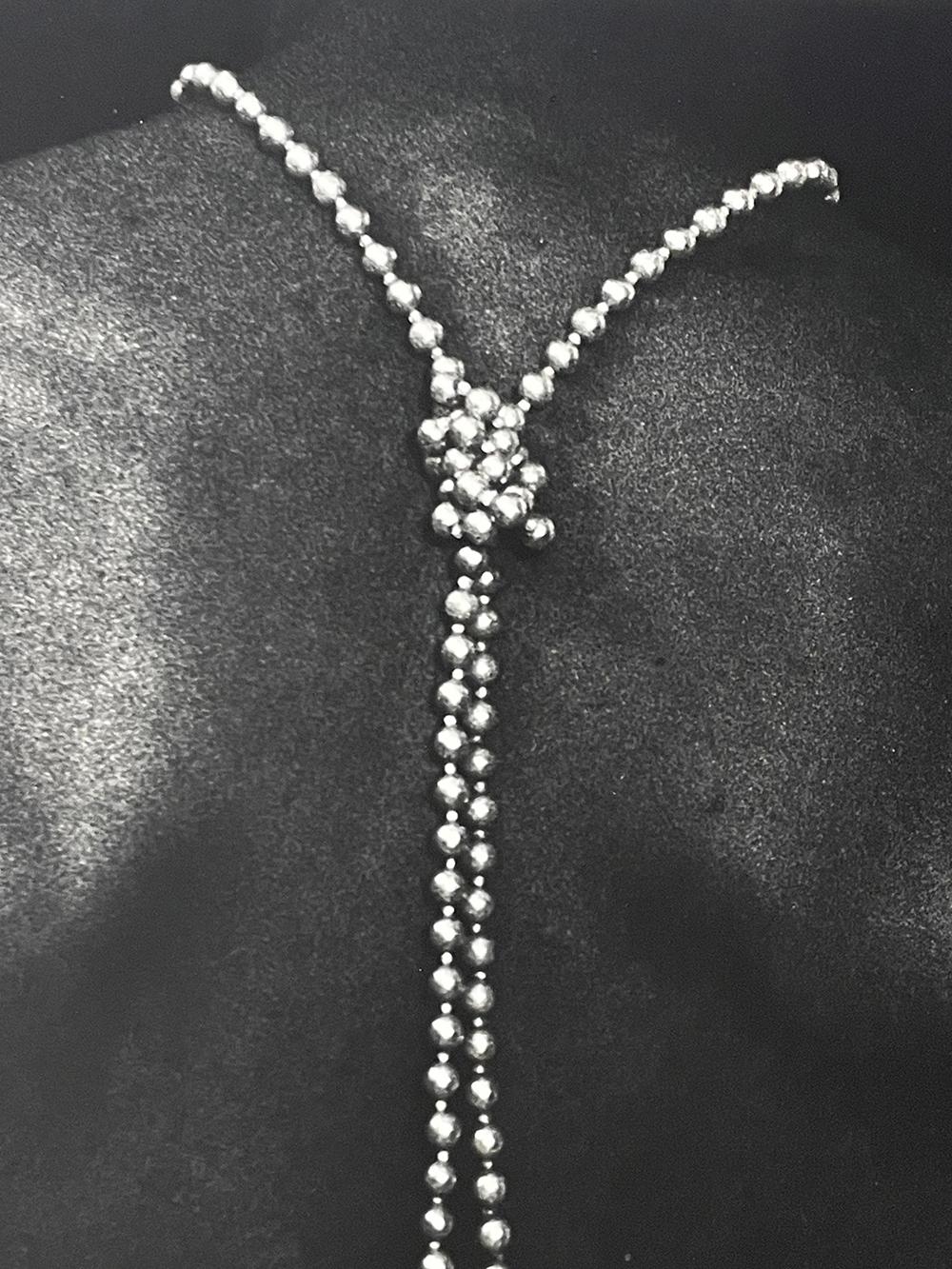 Ohne Titel (Akt) - männliche Figur, Schmuck, Halskette, Rücken (Schwarz), Nude Photograph, von Rene Peña