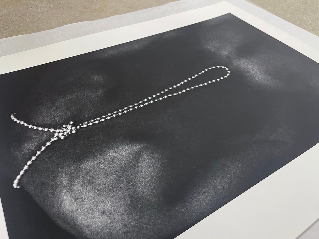 Untitled (Nude) von Rene Pena ist eine Schwarz-Weiß-Fotografie des Rückens einer nackten männlichen Figur. Eine Perlenkette hängt über seinen Rücken und ist in der Nähe seines Halses verknotet.

Gelatinesilberdruck
20 x 16 Zoll.
Verso mit Bleistift