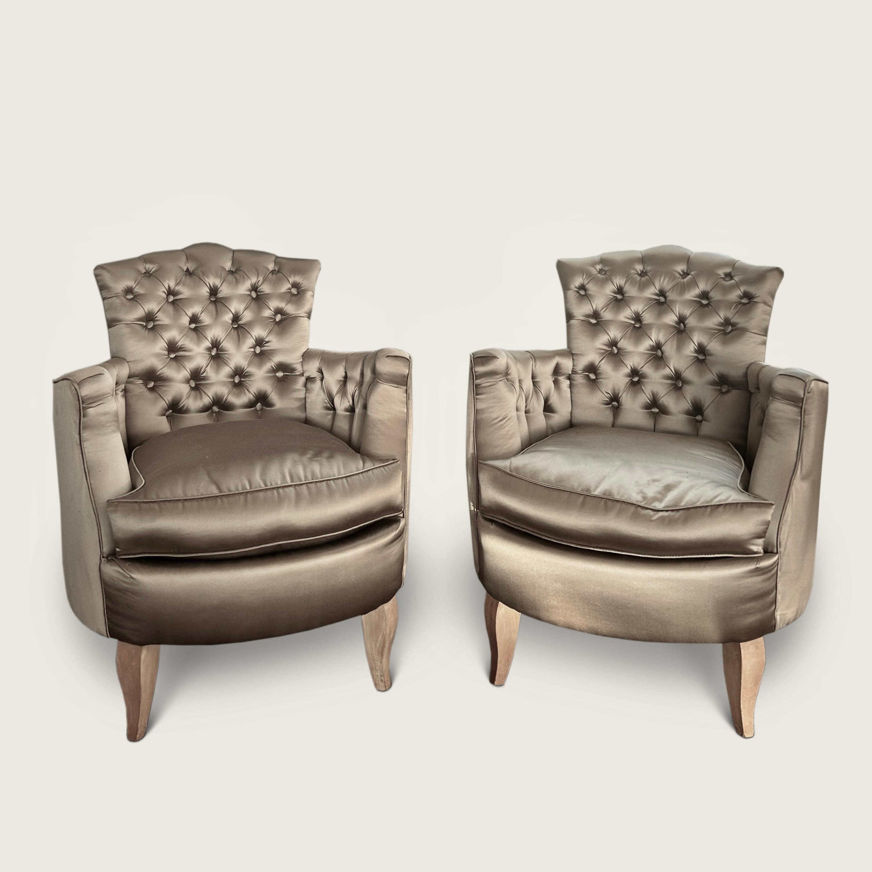 Petits fauteuils à dossier boutonné de René Prou, la tapisserie est en soie et en très bon état.

