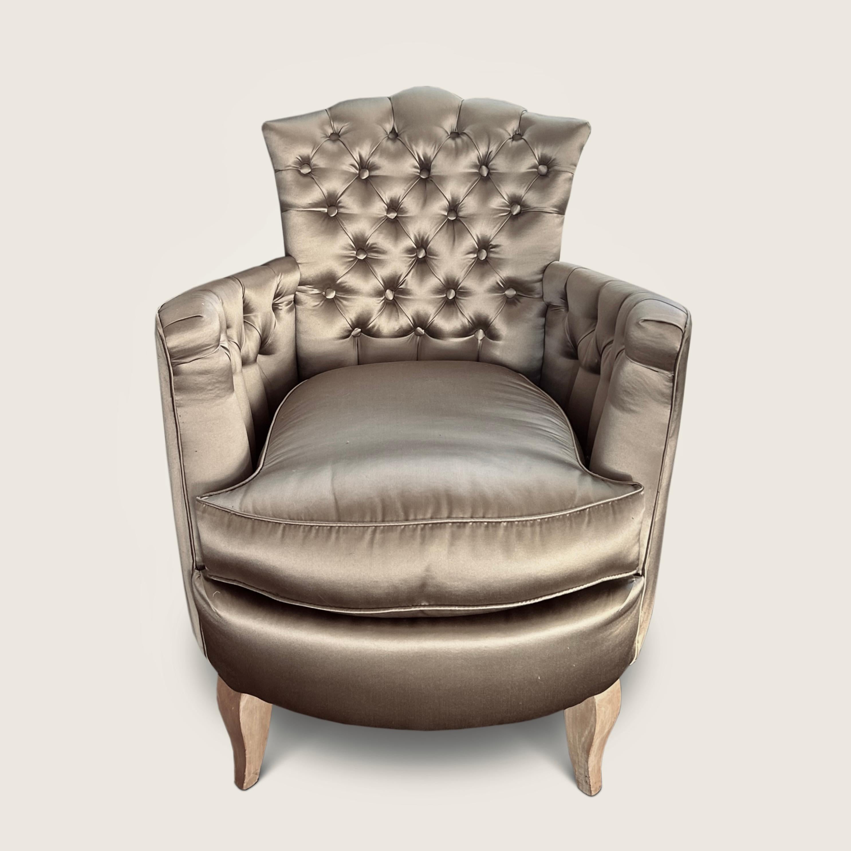 Français Petits fauteuils à dossier boutonné de Rene His, circa 1940 en vente