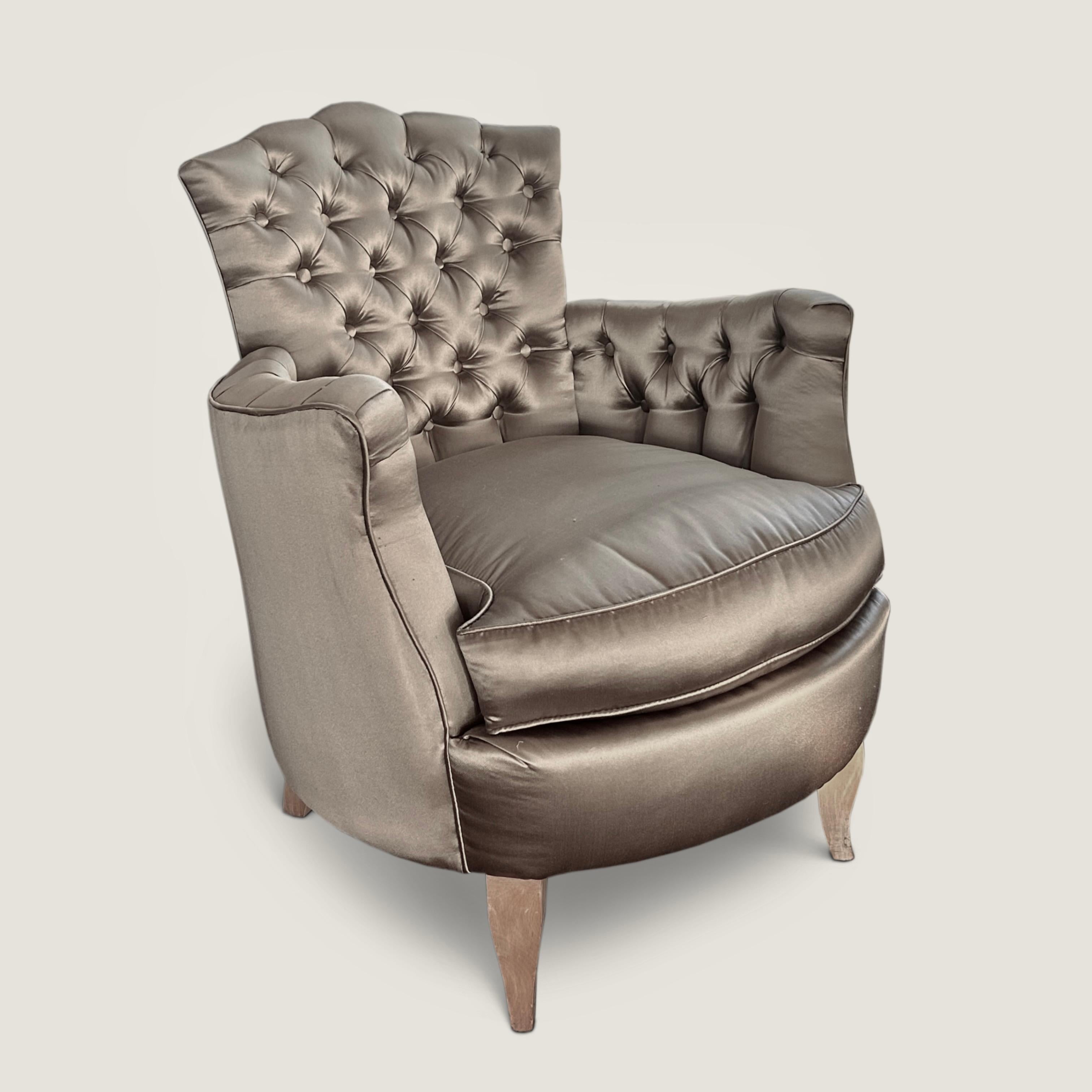 Milieu du XXe siècle Petits fauteuils à dossier boutonné de Rene His, circa 1940 en vente