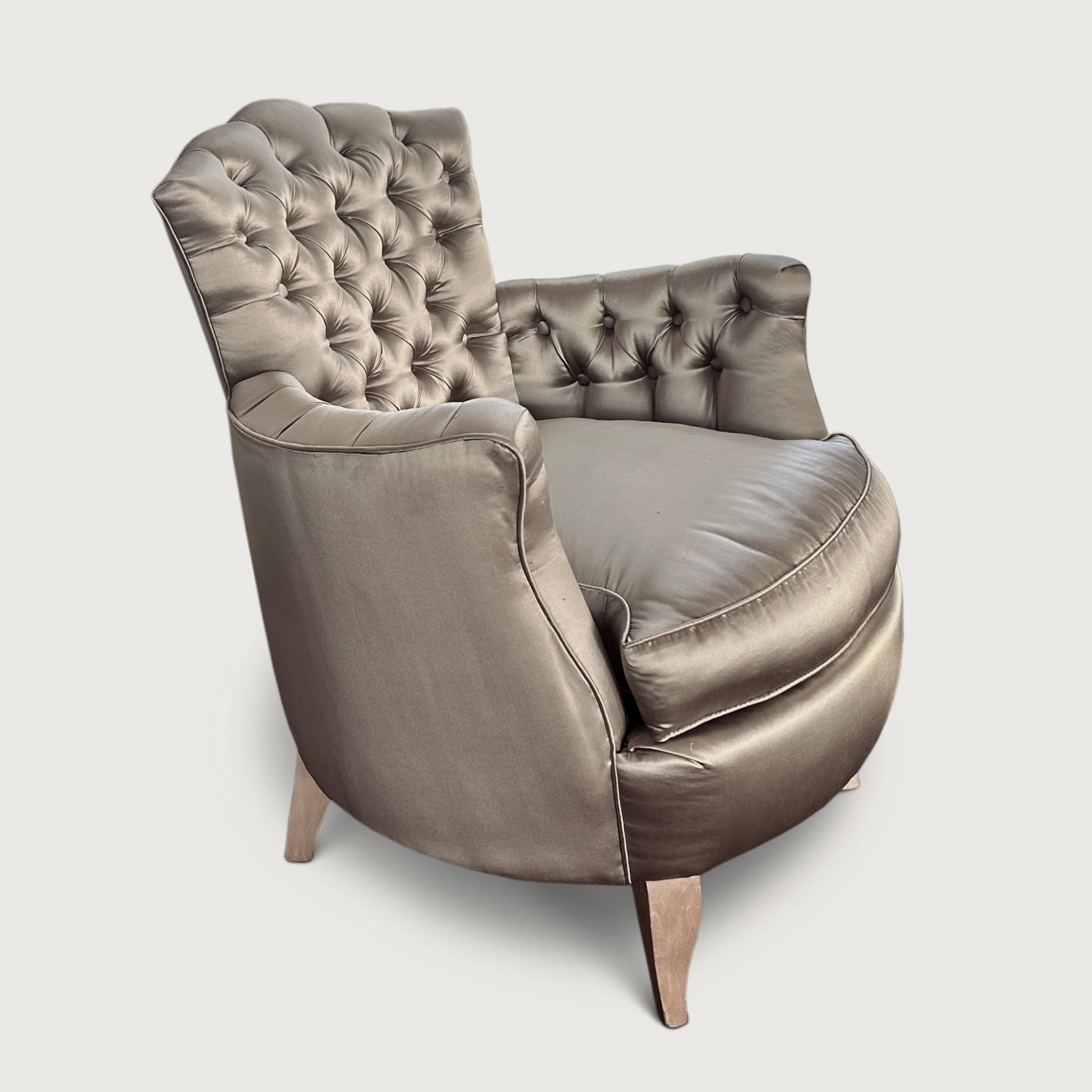 Tissu d'ameublement Petits fauteuils à dossier boutonné de Rene His, circa 1940 en vente