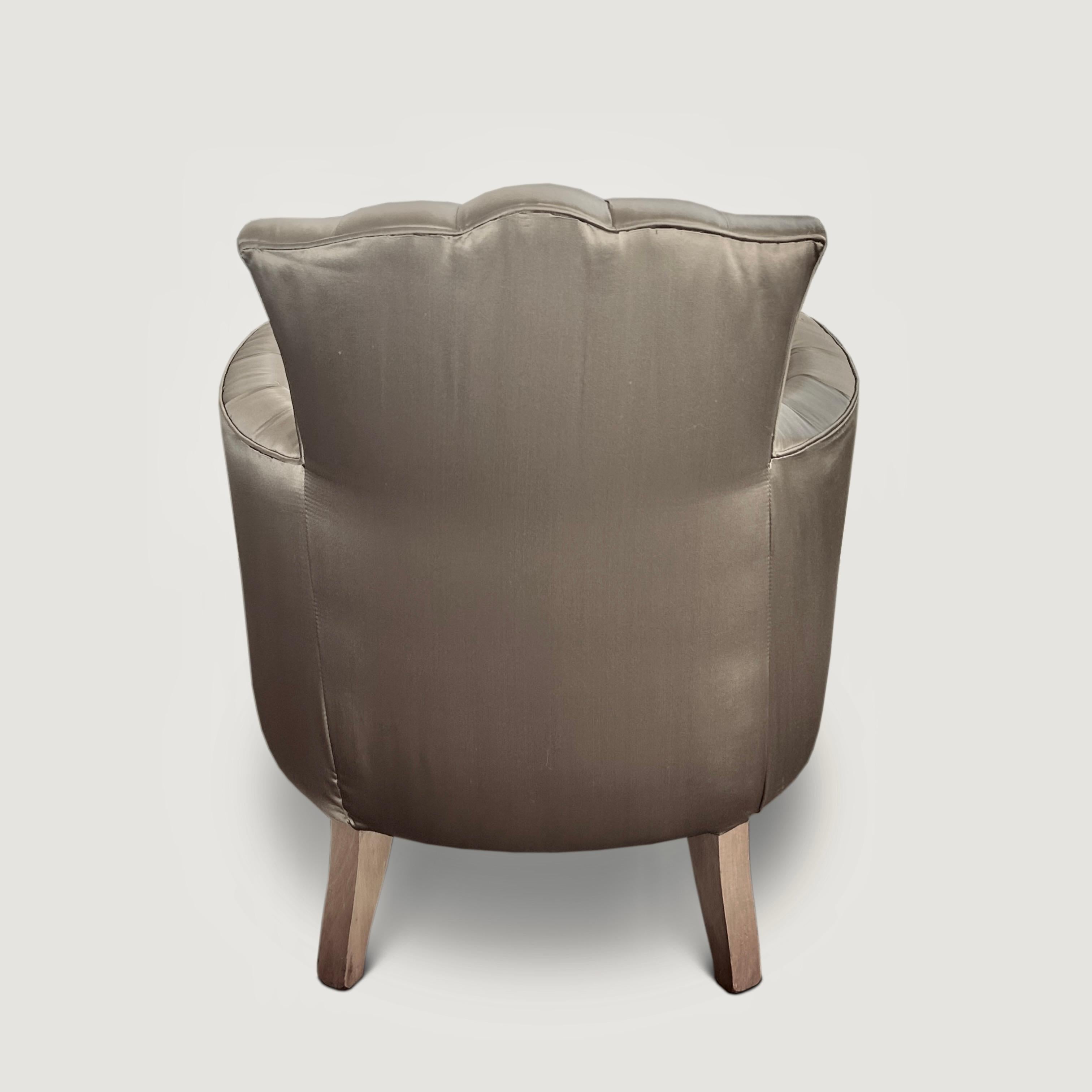Petits fauteuils à dossier boutonné de Rene His, circa 1940 en vente 1