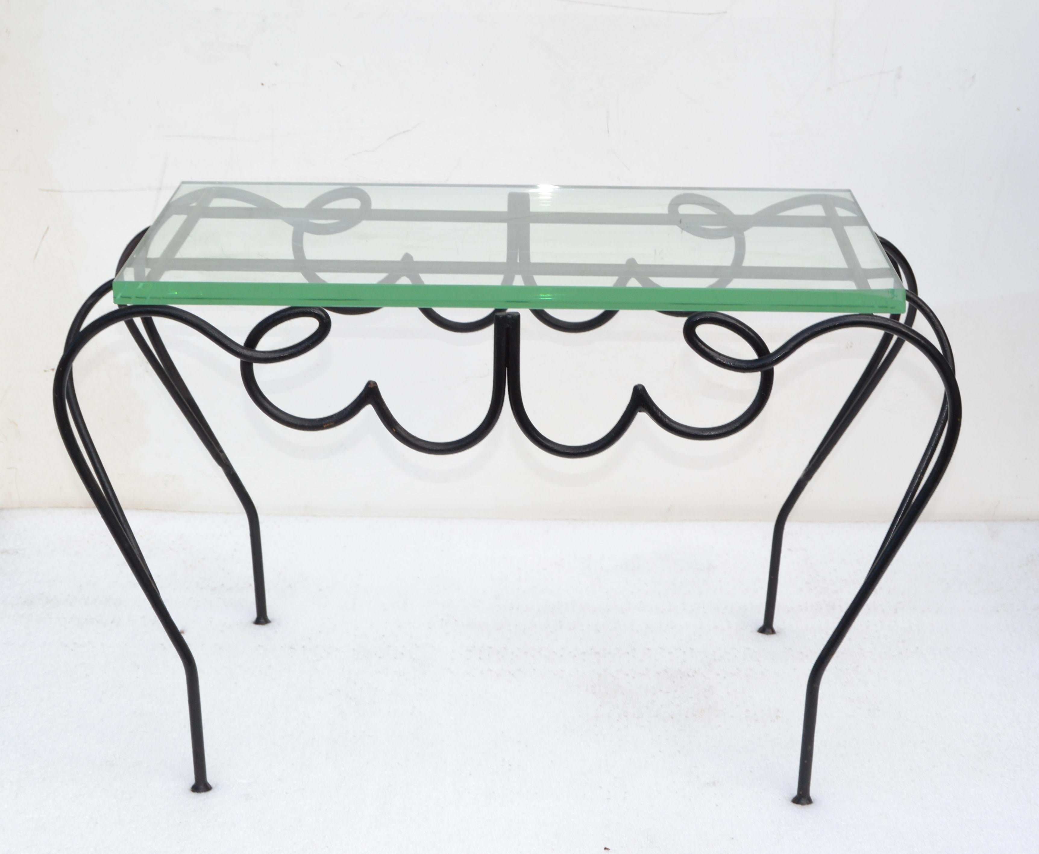 Iconic 1930 Jean Prouvé Black Wrought Iron and Glass Side, End or Sofa Table made in France in 1930.
Comes with the original 0.63 inches thick Glass Top.
All original condition with a small chip at the corner.
