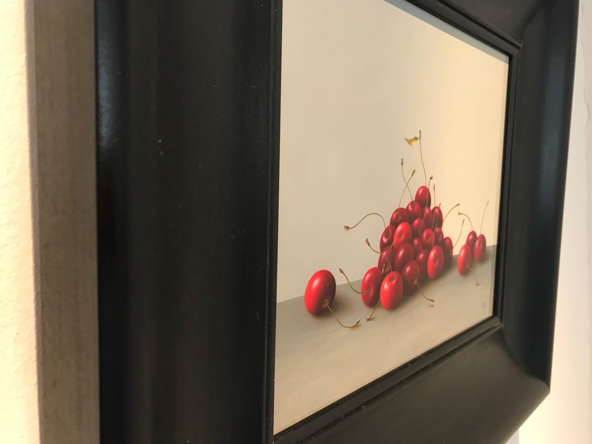 ''Cerises'' Peinture réaliste contemporaine de nature morte de cerises rouges, fruits en vente 4
