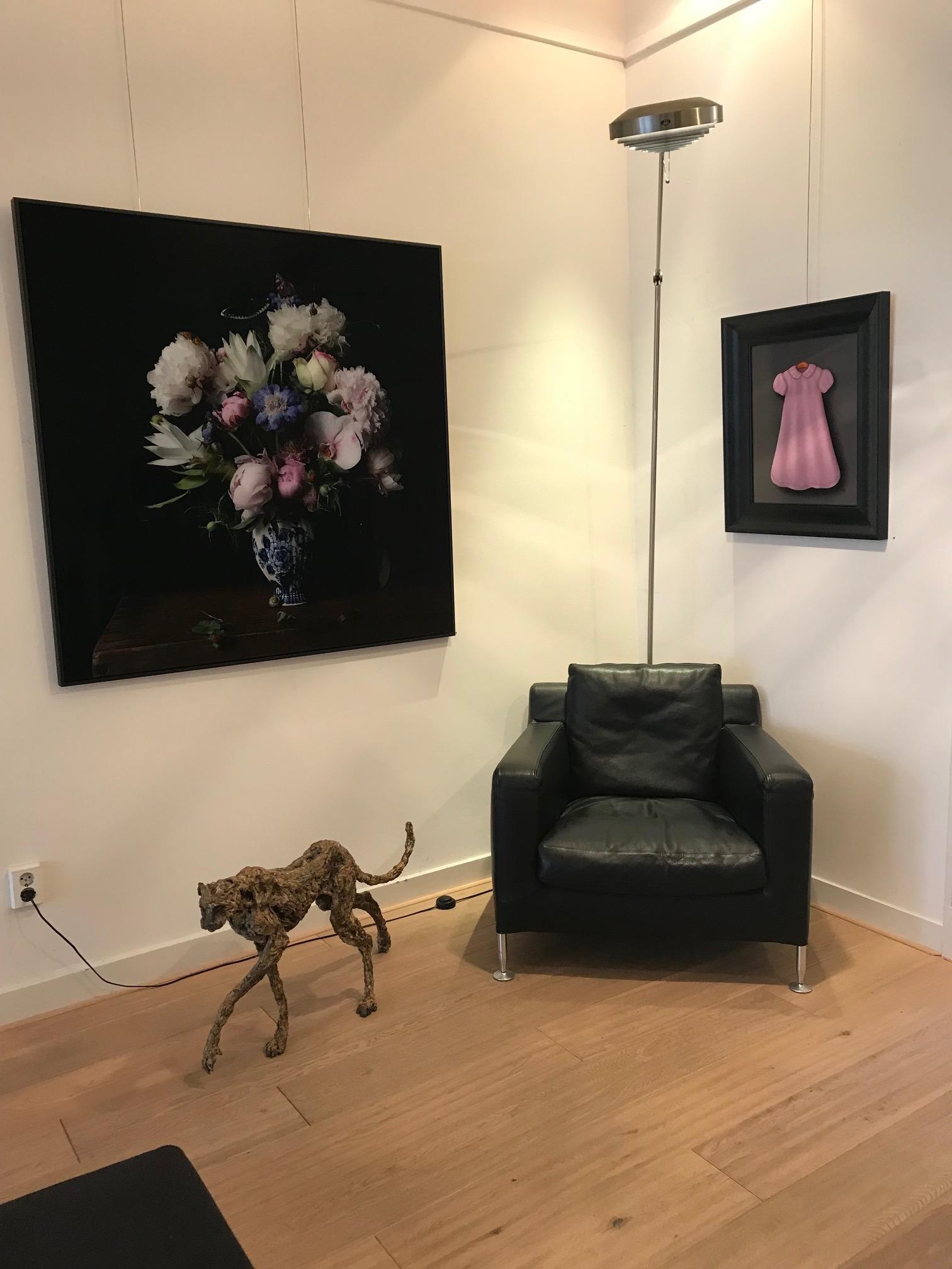 « Robe rose » - Peinture contemporaine de nature morte réaliste d'une robe rose en vente 1