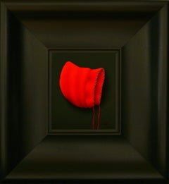 « Red Cap - Peinture contemporaine de nature morte réaliste d'une casquette rouge