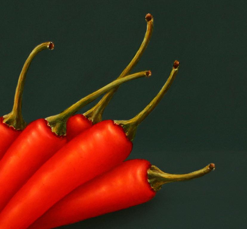 Zeitgenössisches, feines, realistisches Stillleben mit roten Schildkröten, „Red Chillies“ – Painting von René Smoorenburg 