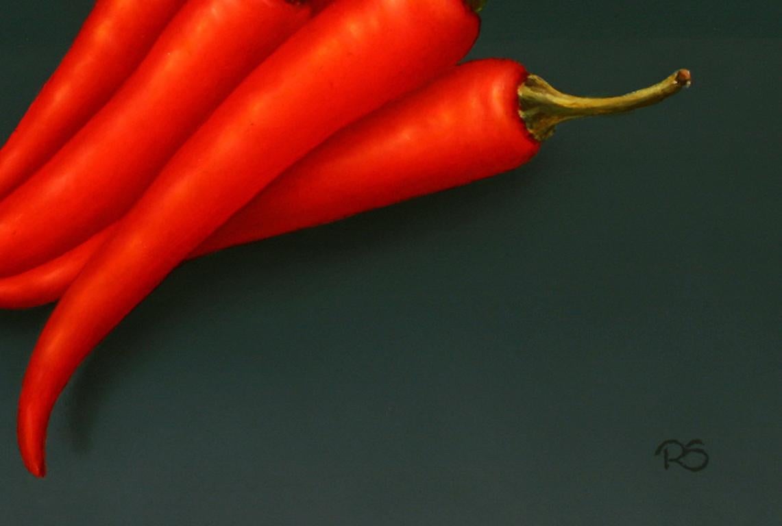 Zeitgenössisches, feines, realistisches Stillleben mit roten Schildkröten, „Red Chillies“ (Schwarz), Figurative Painting, von René Smoorenburg 