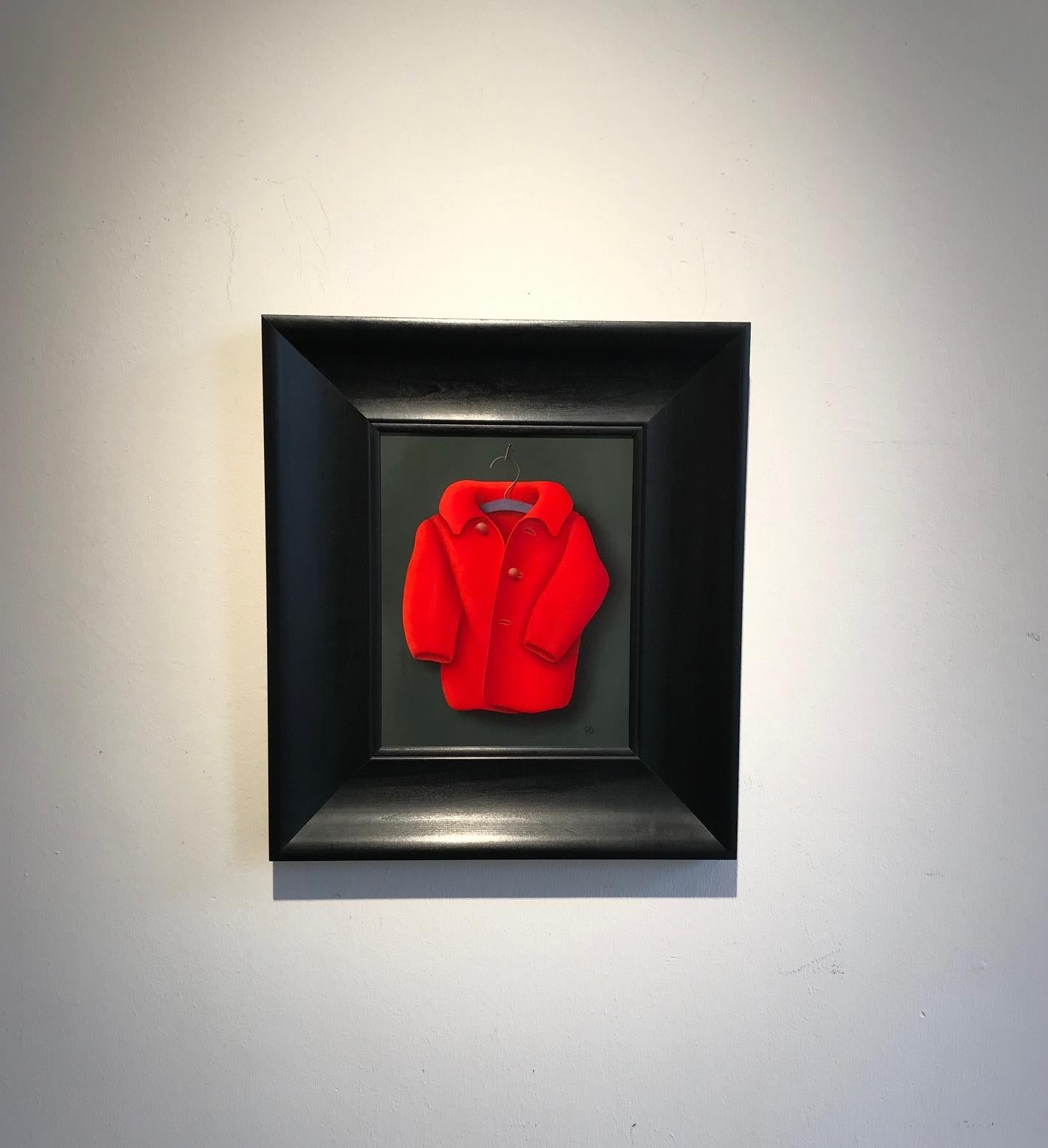 Manteau rouge Peinture réaliste contemporaine d'une nature morte d'un manteau rouge en vente 2