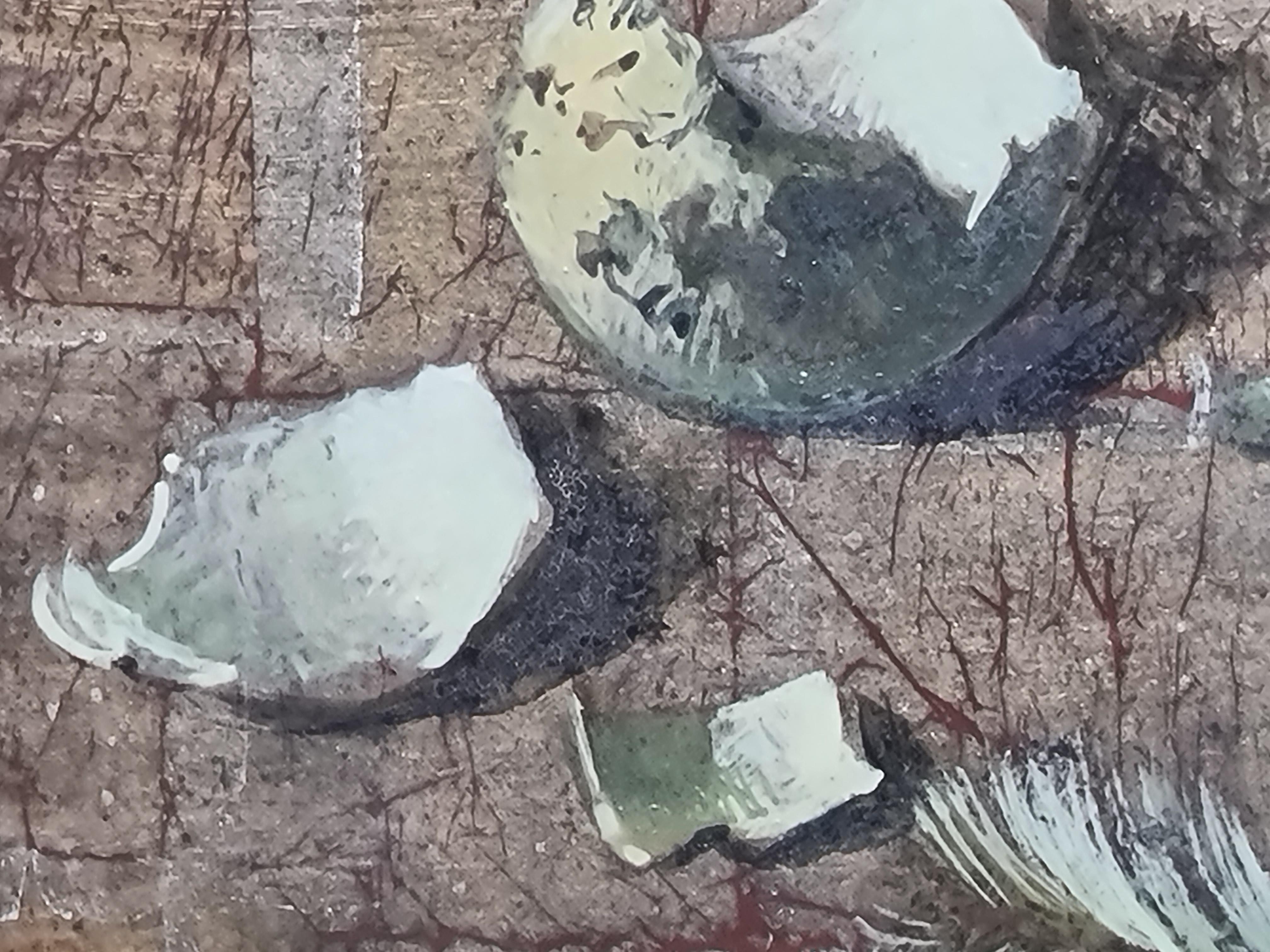 Stilleben mit Eiern und einer Feder, Öl auf Tafel mit Blattsilber auf Gesso von der Schweizer Künstlerin Renée Yolande Hauser. Das Gemälde ist unten rechts signiert und auf der Rückseite mit einem Ausstellungslabel betitelt.

Ein wunderbar zartes