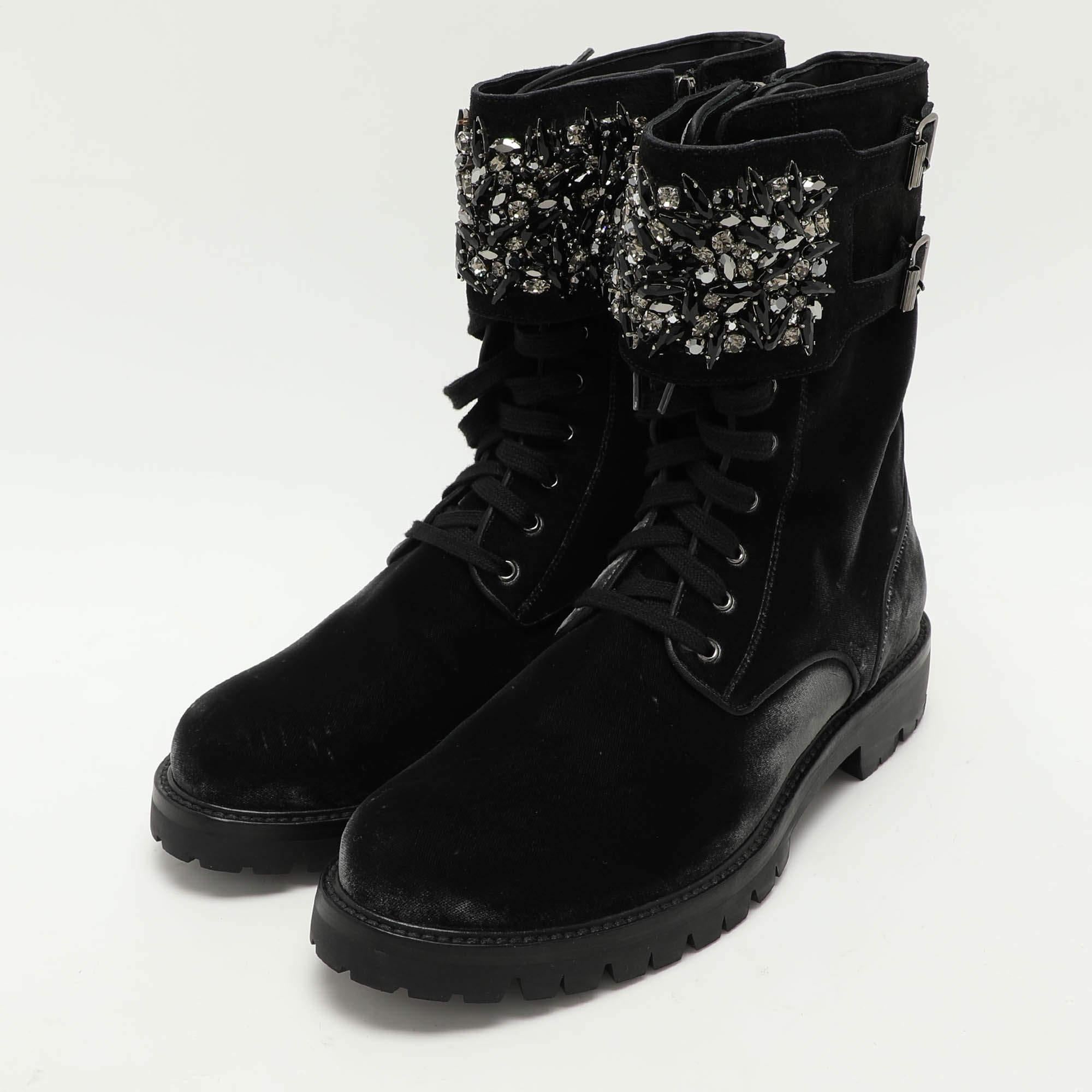 Meticulosamente diseñado en una silueta elegante  estas botas tienen mucho estilo. Vienen con plantillas cómodas y suelas duraderas para que te duren siempre. Estas botas son increíbles  y sin duda tienes que conseguirlos enseguida.
