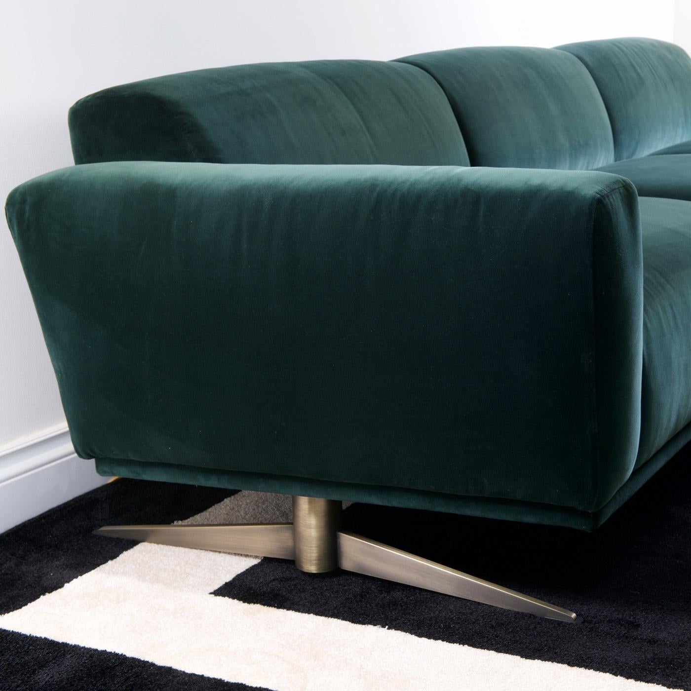 The distinctive features of this elegant sofa are the low seat (42 cm high), low backrest, and striking peacock blue velvet upholstery. Crafted with great care and designed to be a timeless addition to a modern interior, this elegant object of