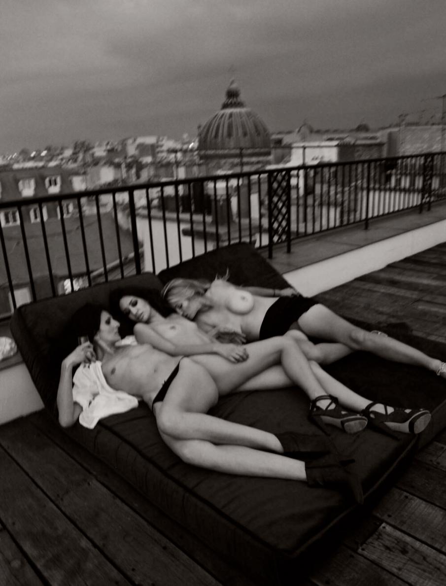Trois filles sur un sabot