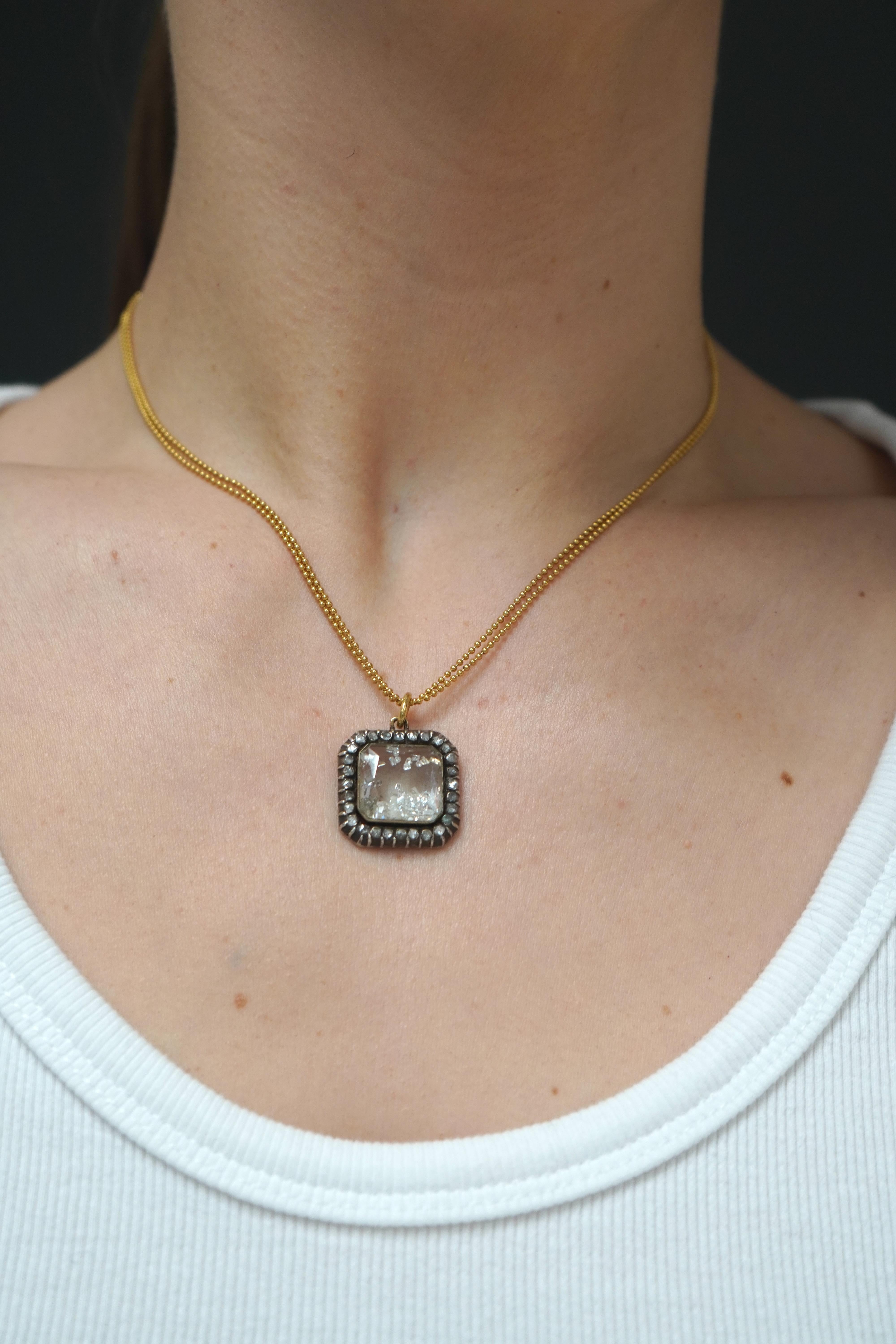 Renée Lewis, connue pour son approche unique de la conception de bijoux, a commencé à créer ses colliers Crushed Crystal Shake au début des années 2000. Ces pièces emblématiques sont constituées de pierres précieuses multicolores libres, enchâssées