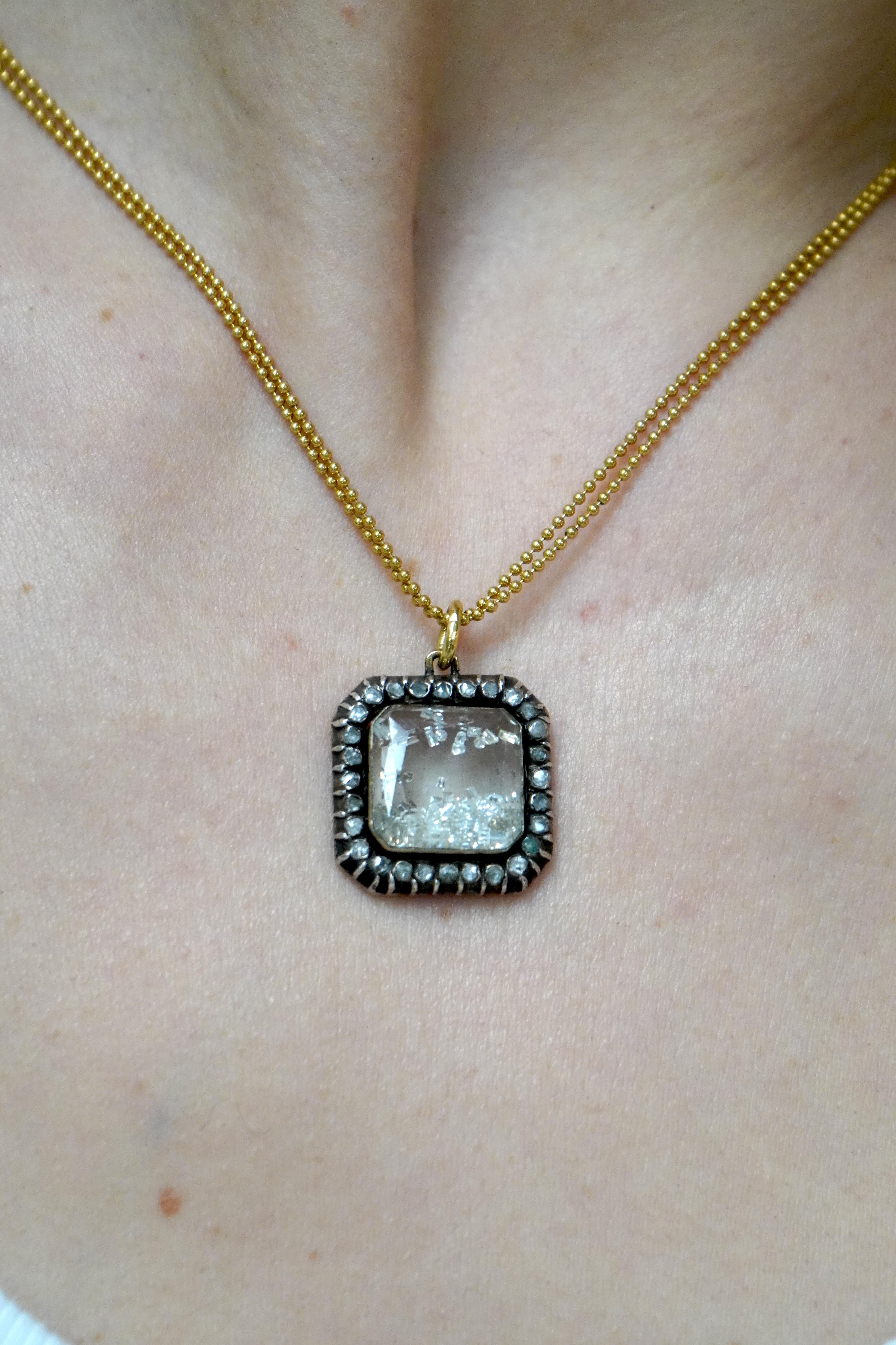 Taille mixte Renee Lewis Collier pendentif Shake en or 18 carats avec diamants et cristal craquelé en vente