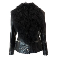 Giacca Renegade in pelle nera con bordo in pelliccia mongola