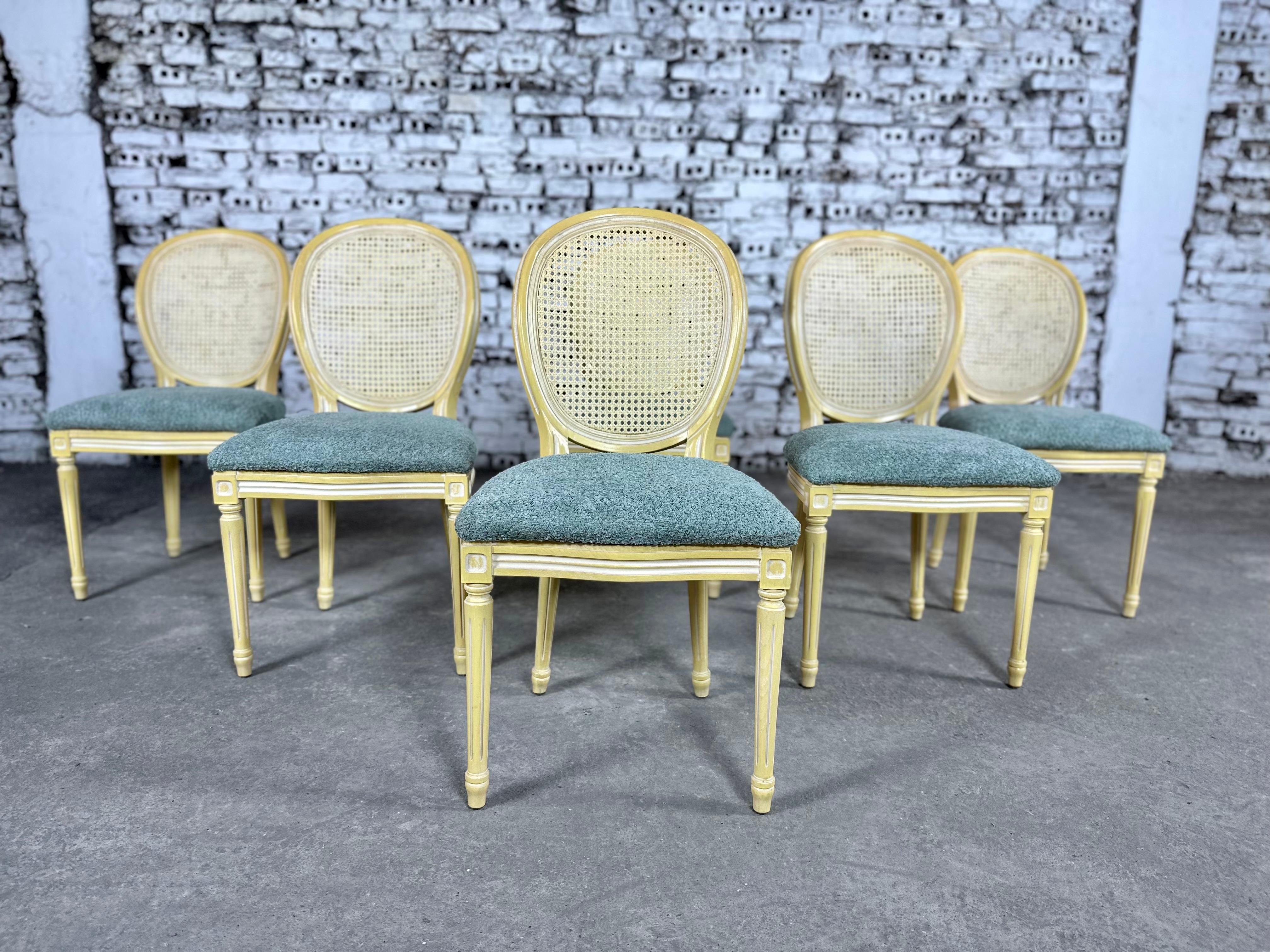Esszimmerstühle im Louis-XVI.-Stil mit Medaillon-Schilfrohrrückenlehne - 6er-Set (Französisch) im Angebot
