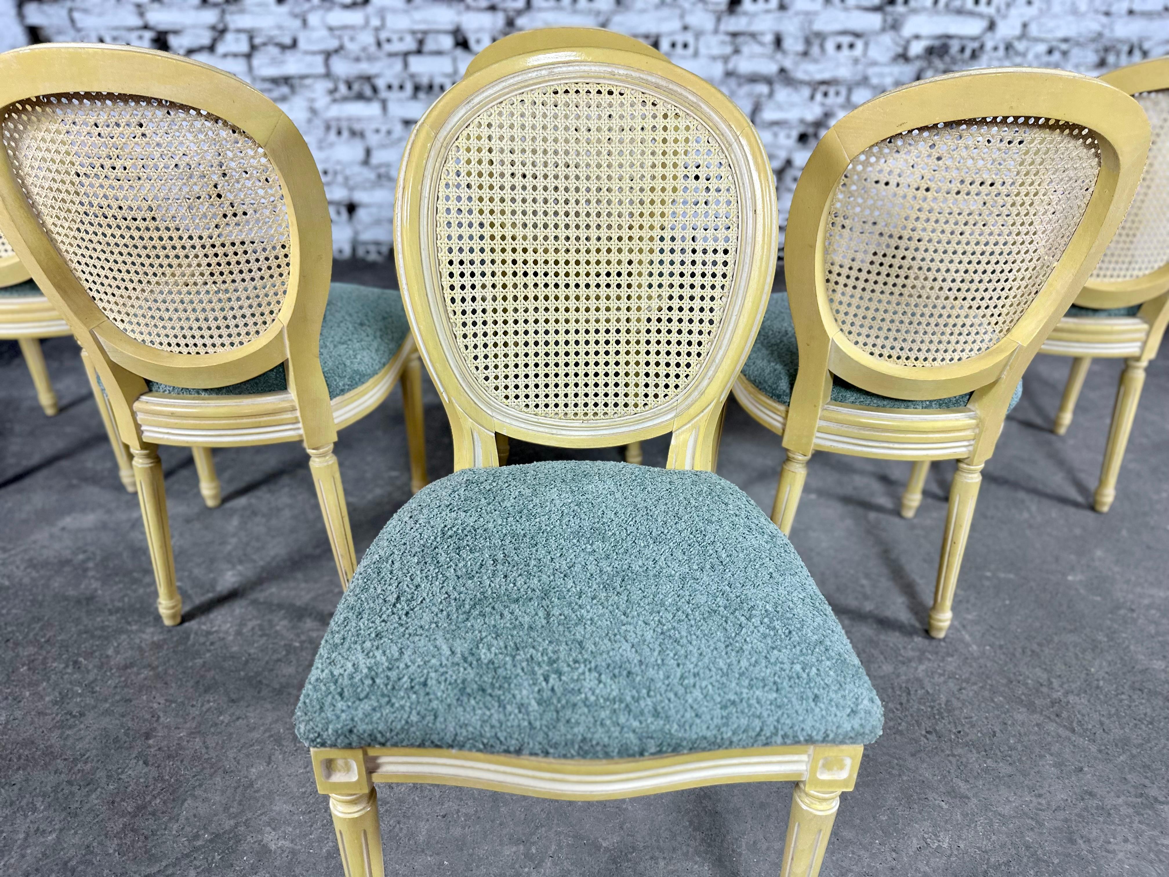 20ième siècle Chaises de salle à manger à dossier canné en médaillon de style Louis XVI renouvelées - Ensemble de 6 en vente