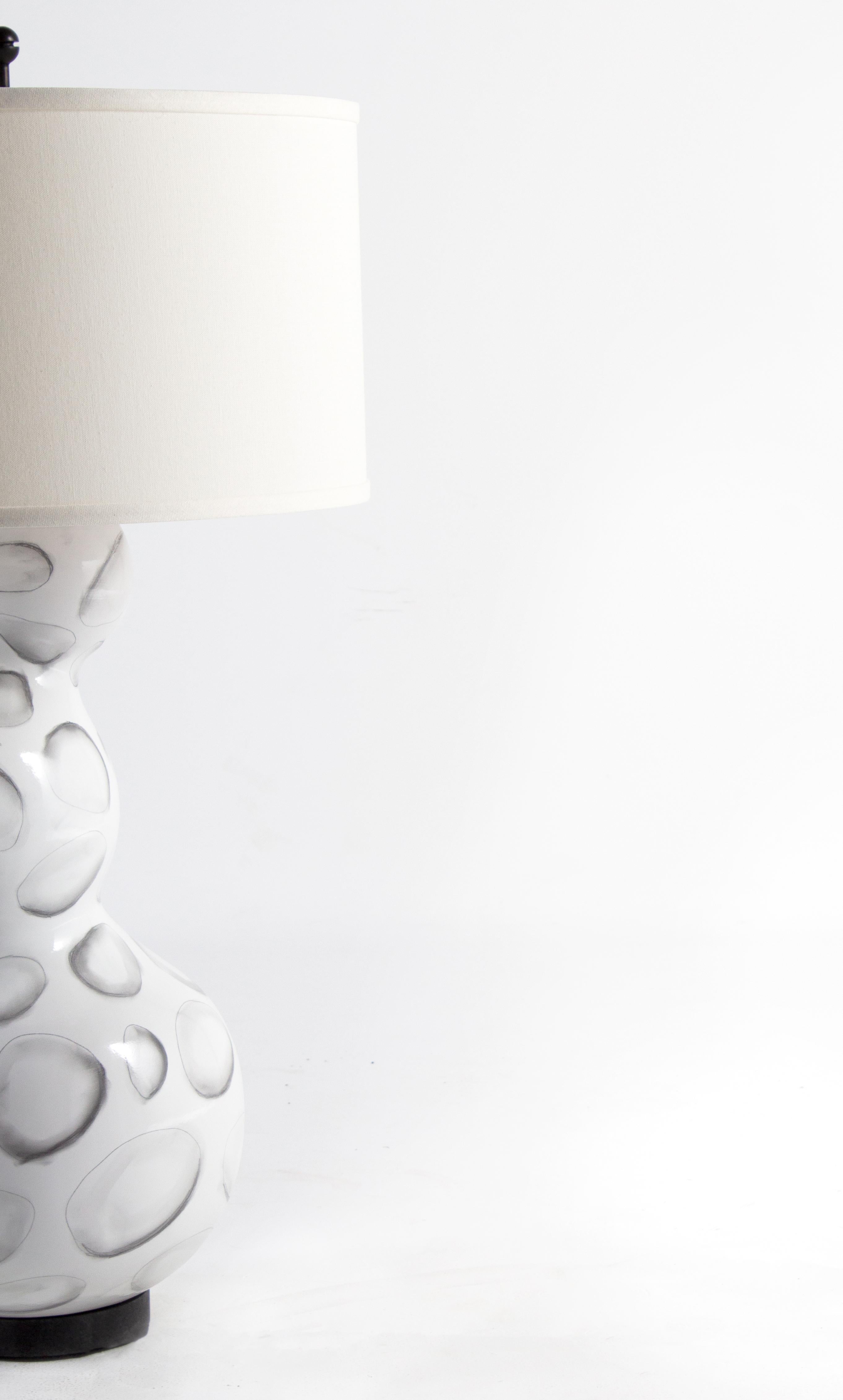 Modern RENG, Sheru, Gloss White Glazed Ceramic with Stylized Shell Design Lamp For Sale