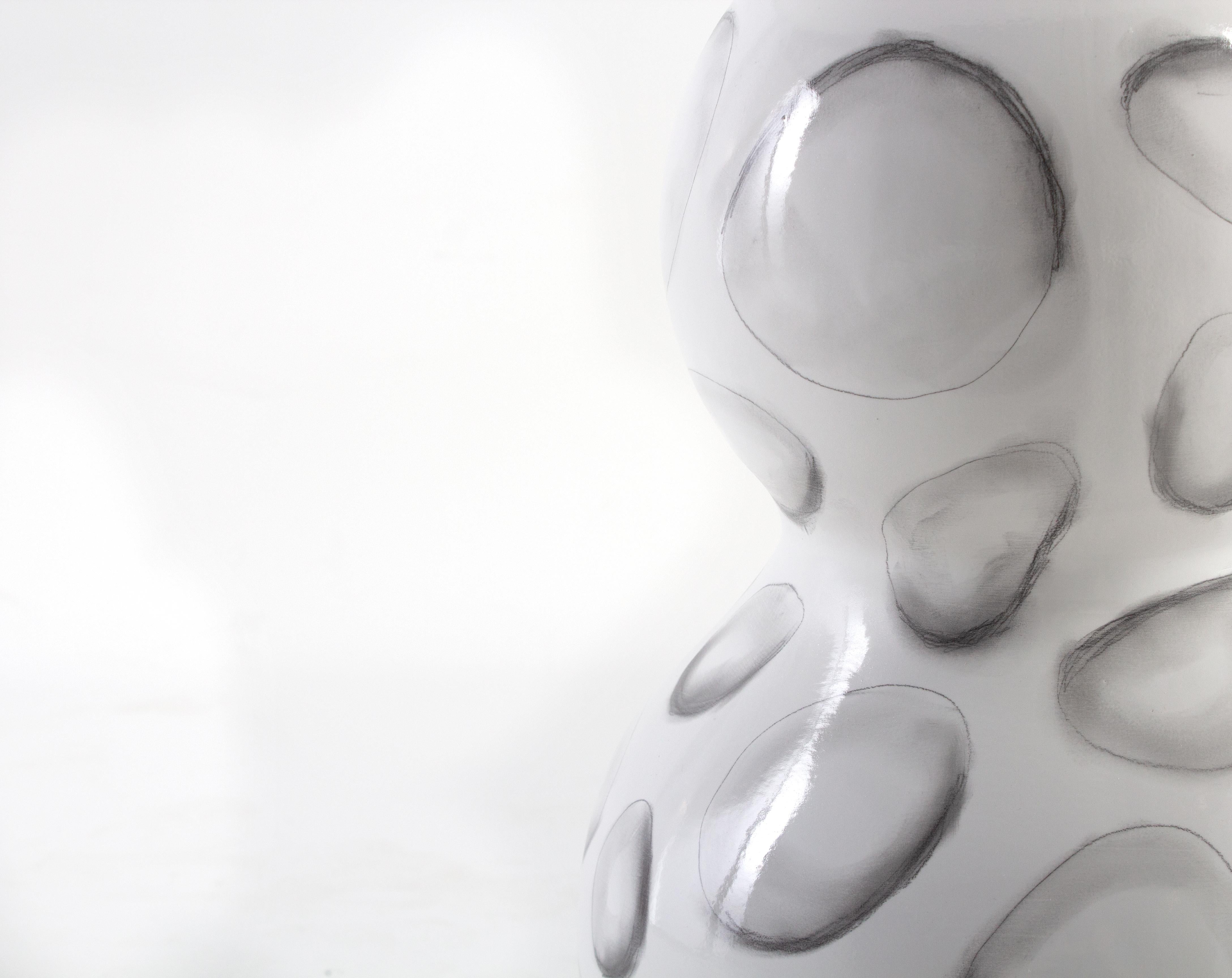 Italian RENG, Sheru, Gloss White Glazed Ceramic with Stylized Shell Design Lamp For Sale