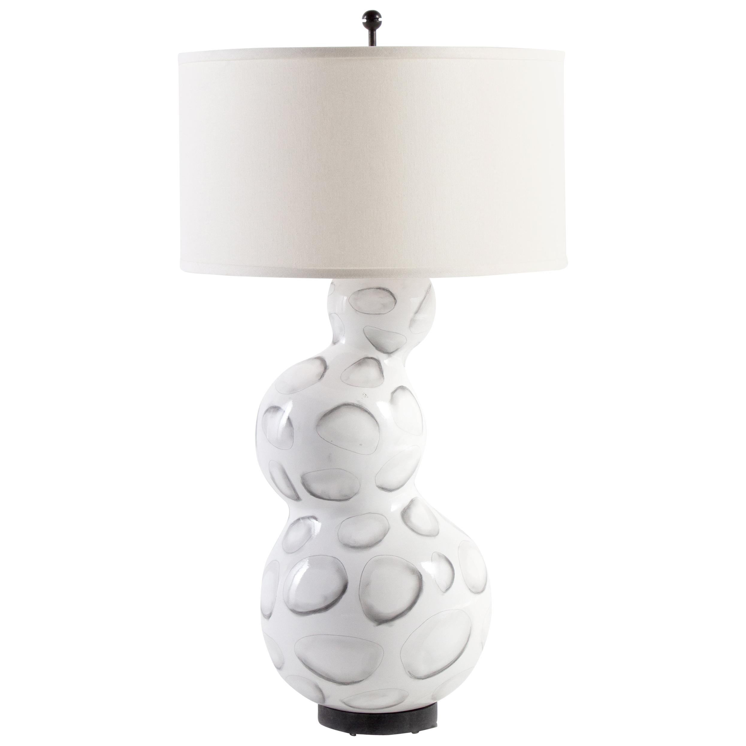 RENG, Sheru, Gloss White Glazed Ceramic with Stylized Shell Design Lamp For Sale