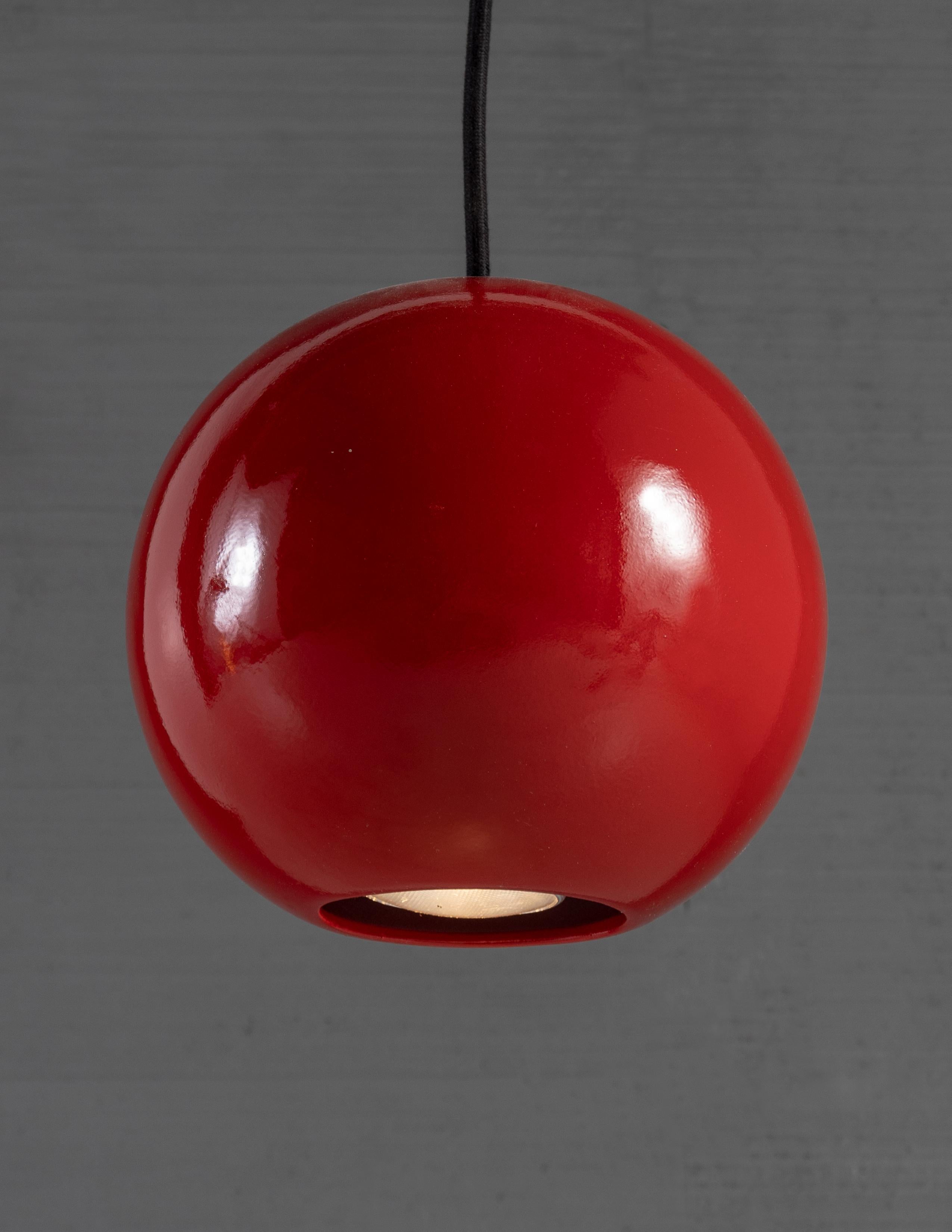 Ceramic ball form down light. Multiple colors, can be sold alone or as multiples. 

Custom canopy can be built in house.

Bulb 1 x LED only 7 watt parr 20. 5 lbs.

Handcrafted in Italy. Sold exclusively at Brendan Bass.

Minimum hanging height: