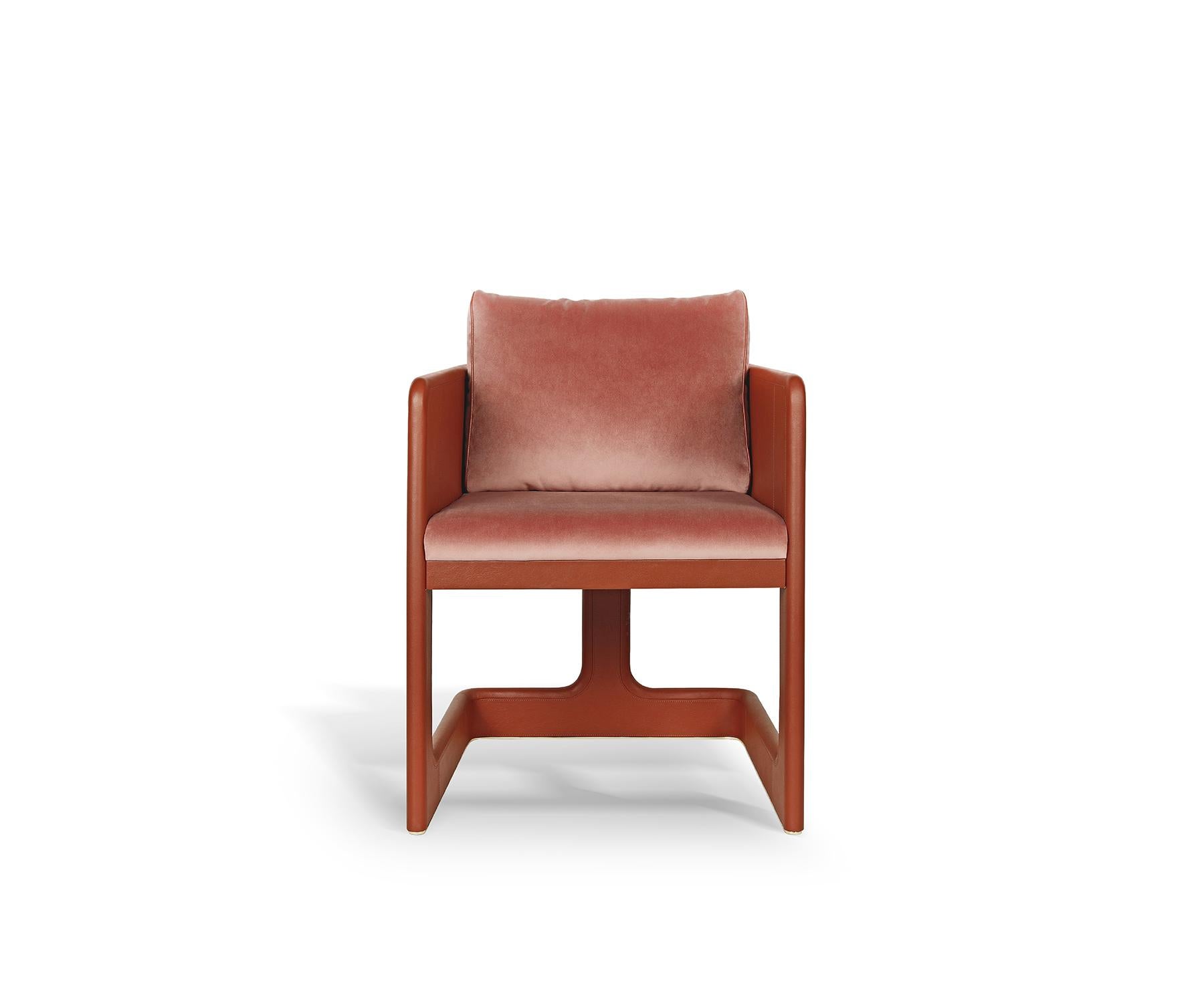 Renner draws its essence from the iconic design language of 1970s sculptural furniture. It embraces a bold yet sophisticated aesthetic, featuring deep, inviting seating in soft, playful hues. Renner pays homage to this era with a distinctive